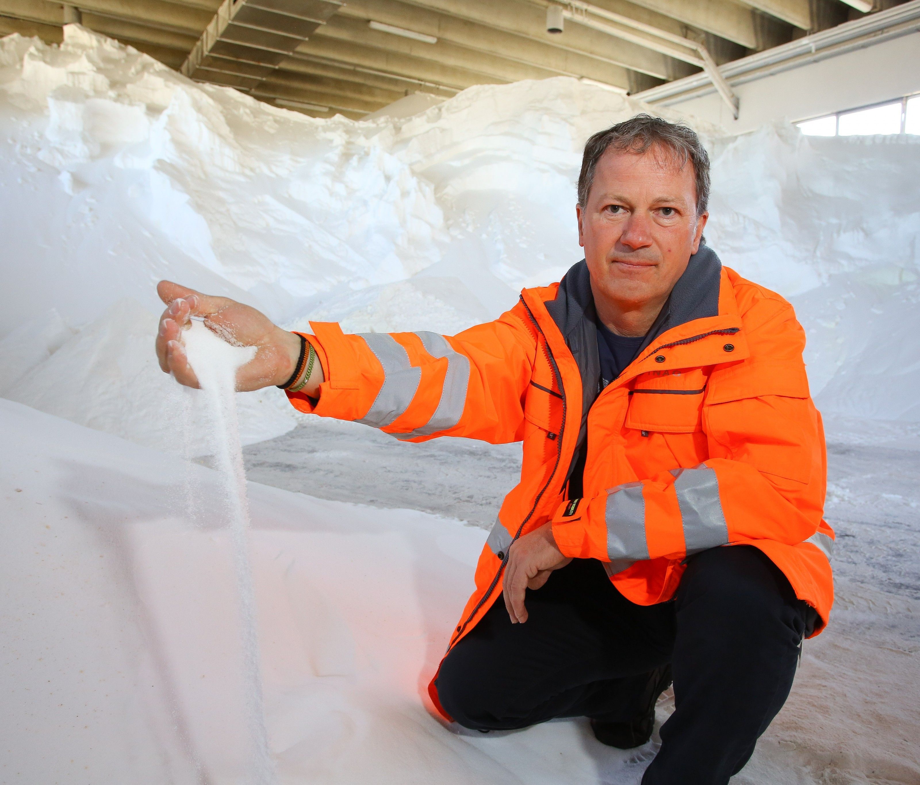 Jedes Jahr werden mehrere tausend Tonnen Salz gestreut. Jedes Jahr werden mehrere tausend Tonnen Salz gestreut.