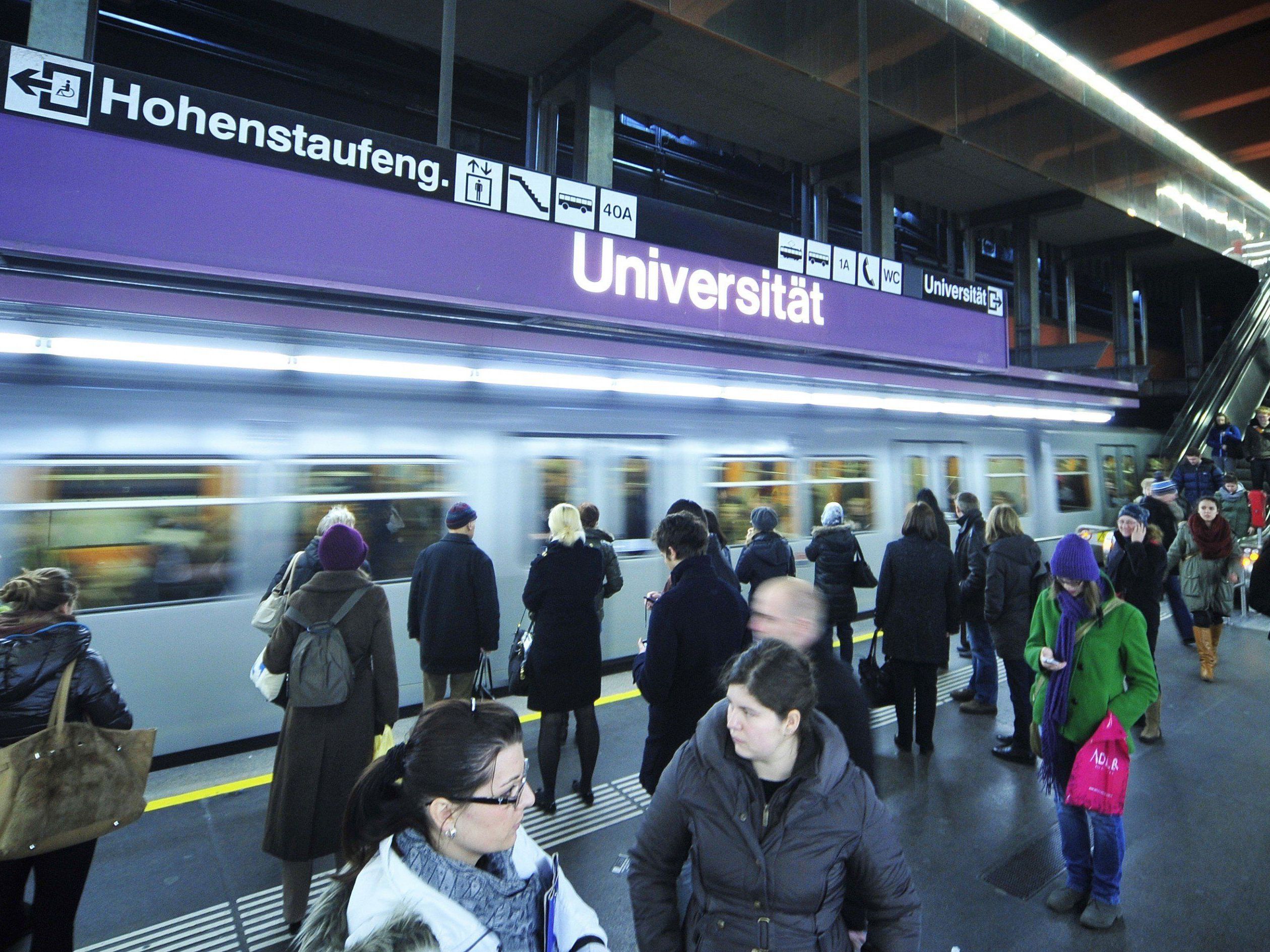 Beim Schottentor kaufen derzeit viele Studenten ihr Semesterticket Beim Schottentor kaufen derzeit viele Studenten ihr Semesterticket