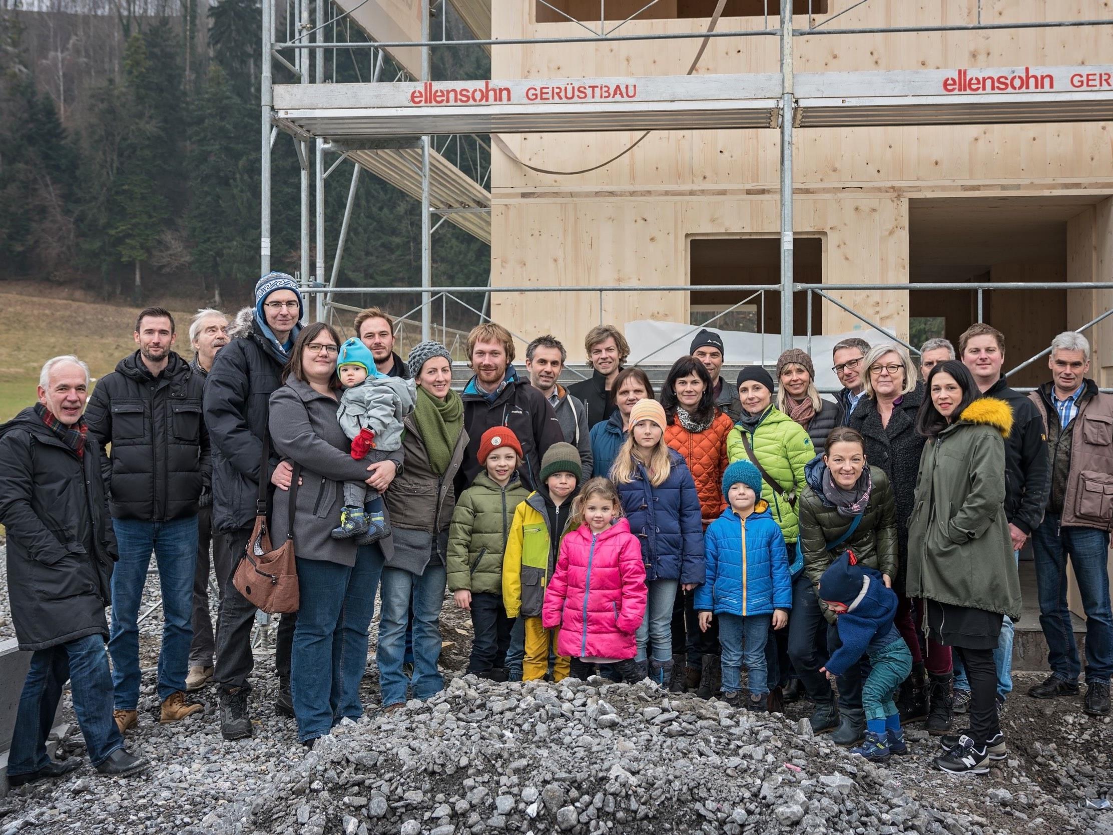 Die neuen Eigentümerinnen und Eigentümer der Reihenhäuser Bergäcker in Feldkirch-Nofels mit dem Bauträger-Team von trimana und Handwerkern.