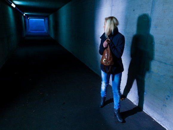 Zwei Frauen wurden in Bregenz von einem Mann verfolgt und sexuell belästigt.