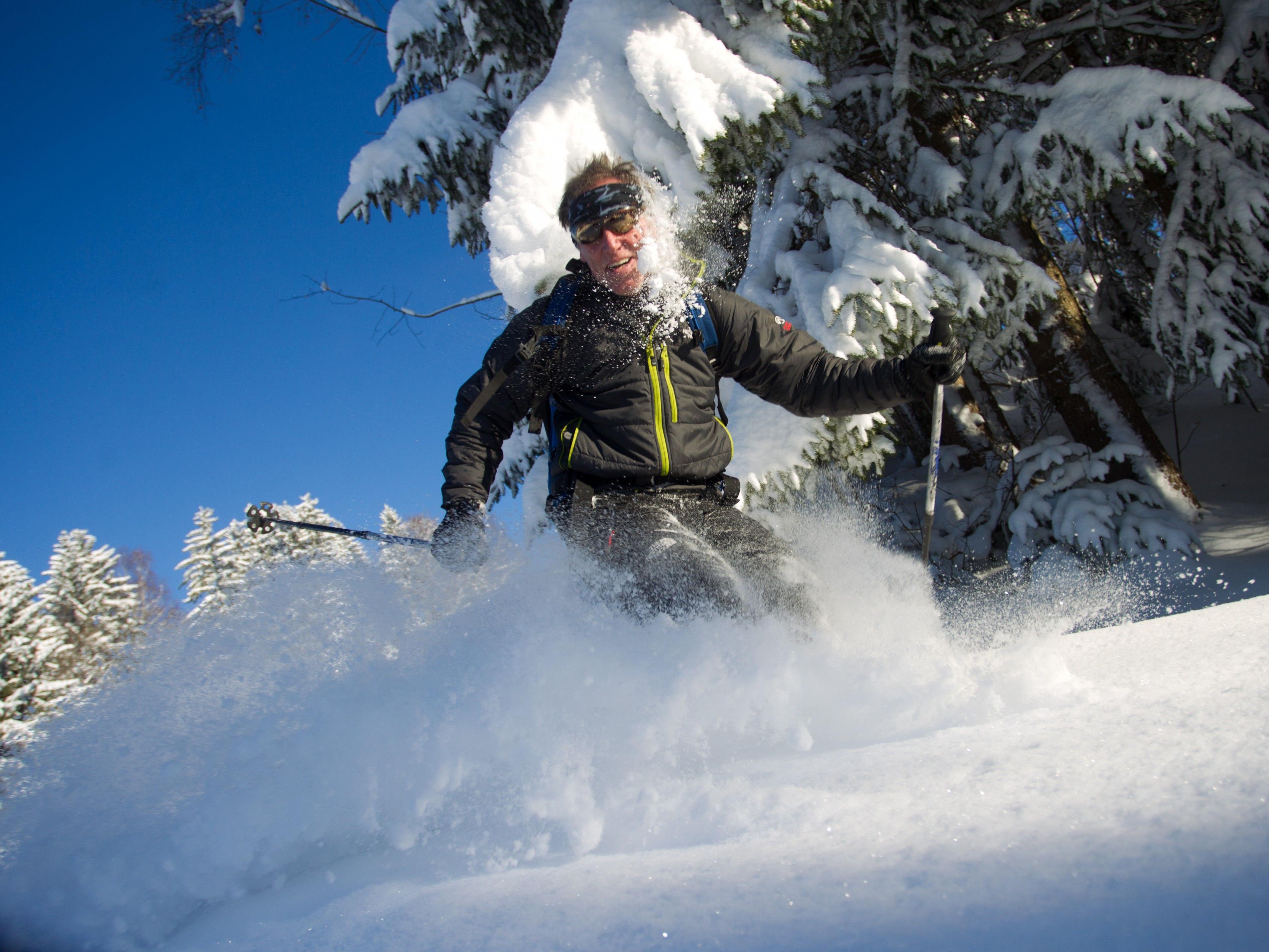 Wenn keine Betretungs- oder Befahrungsverbote gelten, ist Skifahren im Wald grundsätzlich erlaubt.