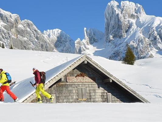 Zwei deutsche Skitourenfahrer wurden am Sonntag von einem Schneebrett erfasst.