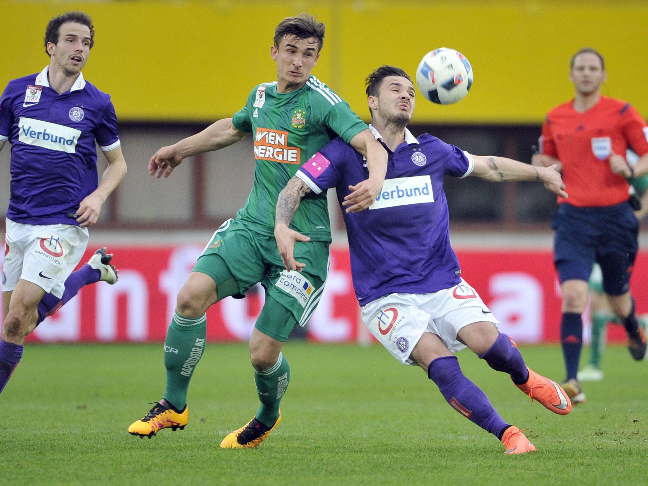 Hier können Sie das wiener Derby zwischen Austria Wien und Rapid Wien live mitverfolgen. Hier können Sie das wiener Derby zwischen Austria Wien und Rapid Wien live mitverfolgen.
