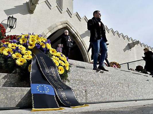 Die Öffentlichkeit und das offizielle Österreich nehmen Abschied Die Öffentlichkeit und das offizielle Österreich nehmen Abschied