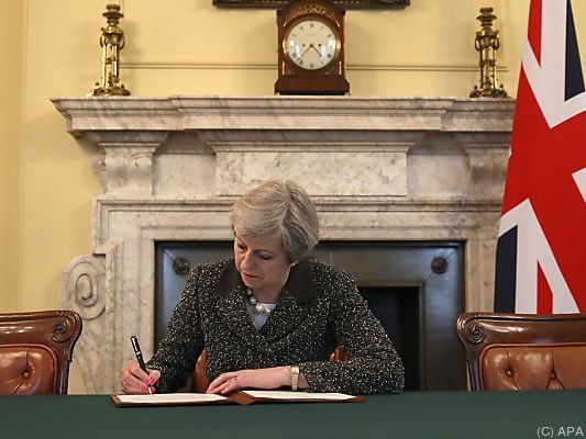 May setzt in der Downing Street ihre Unterschrift unter das Dokument May setzt in der Downing Street ihre Unterschrift unter das Dokument