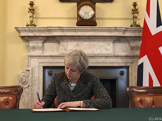 May setzt in der Downing Street ihre Unterschrift unter das Dokument