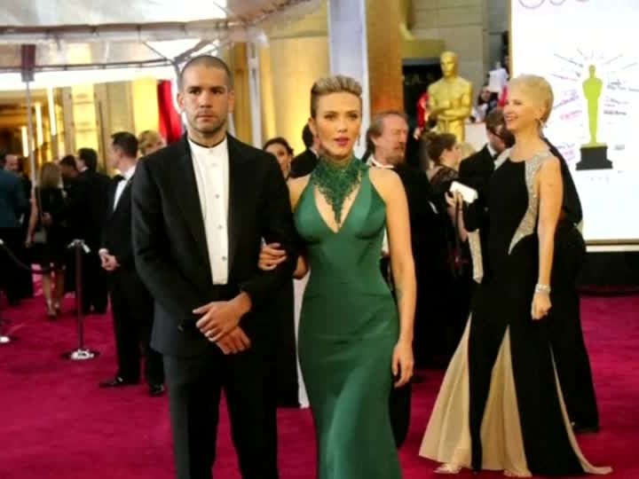 Scarlett lässt sich endgültig scheiden. Scarlett lässt sich endgültig scheiden.