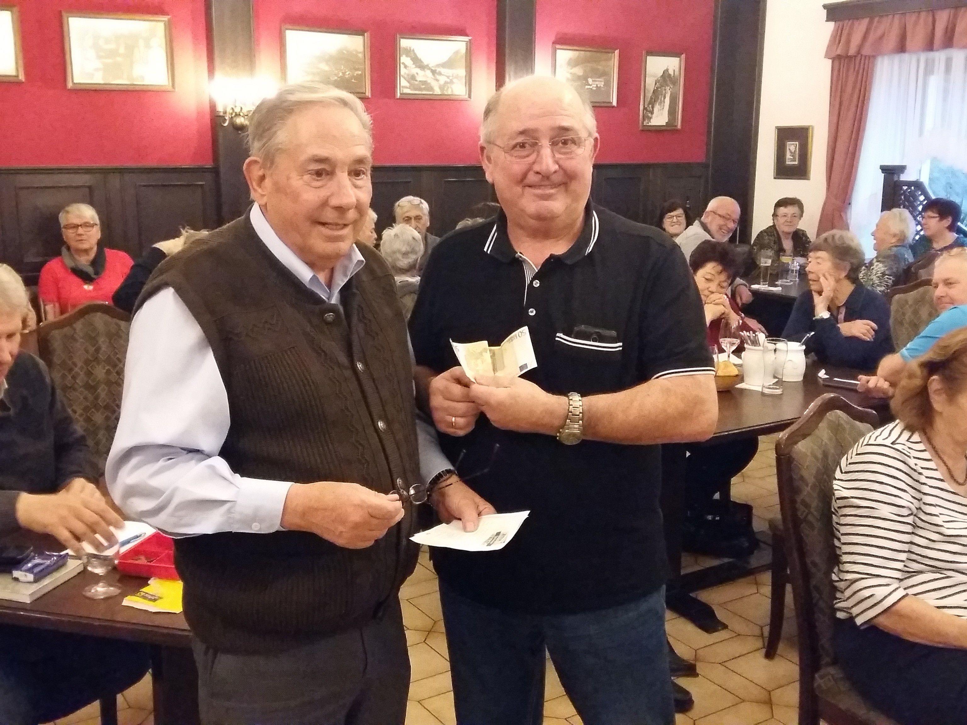 Augusto Clerici (rechts) ist der glückliche  Gewinner des Seniorenring-Preisjassens der Oberländer Ortsgruppen