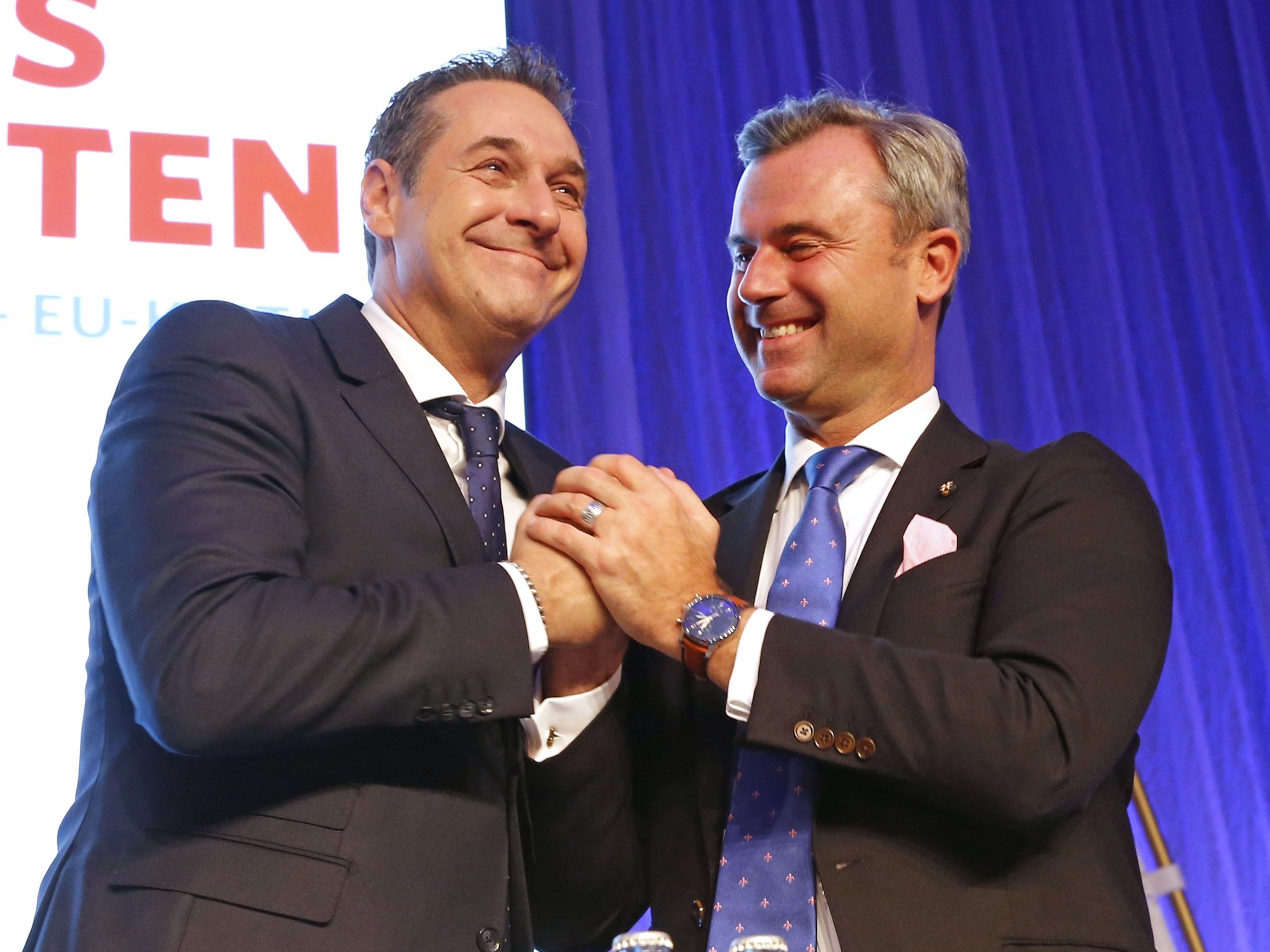 FPÖ-Chef Heinz-Christian Strache ist am Samstag beim Bundesparteitag in Klagenfurt in seinem Amt klar bestätigt worden. Er erhielt 98,7 Prozent der Delegiertenstimmen. FPÖ-Chef Heinz-Christian Strache ist am Samstag beim Bundesparteitag in Klagenfurt in seinem Amt klar bestätigt worden. Er erhielt 98,7 Prozent der Delegiertenstimmen.