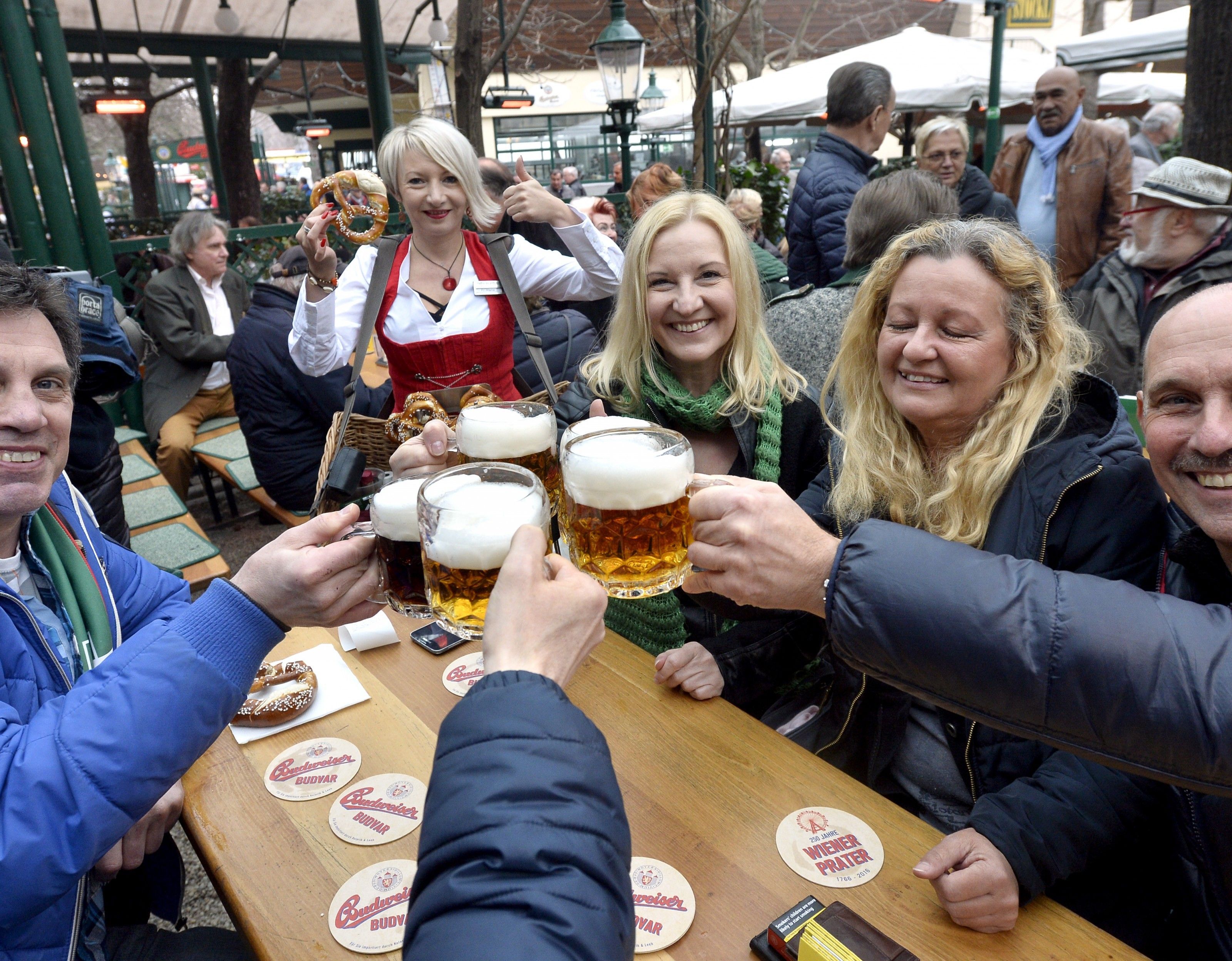 Prost! Auf die neue Saison im Wiener Prater. Prost! Auf die neue Saison im Wiener Prater.