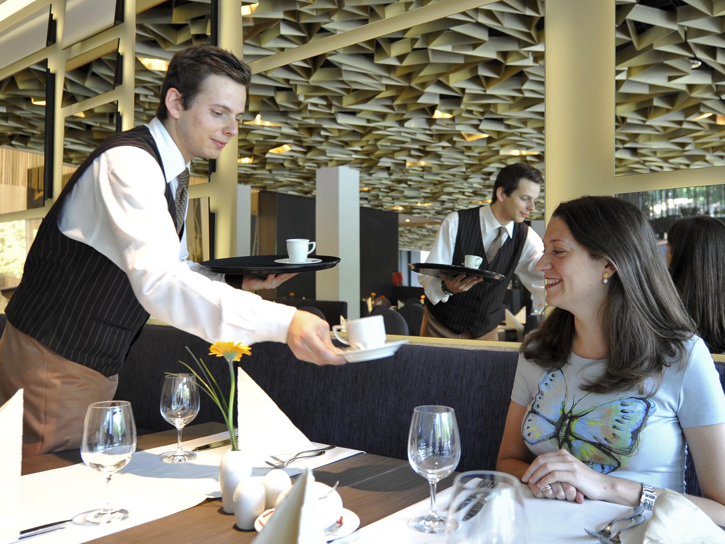 Die Beschäftigten im Hotel- und Gastgewerbe bekommen ab Mai mehr Geld.