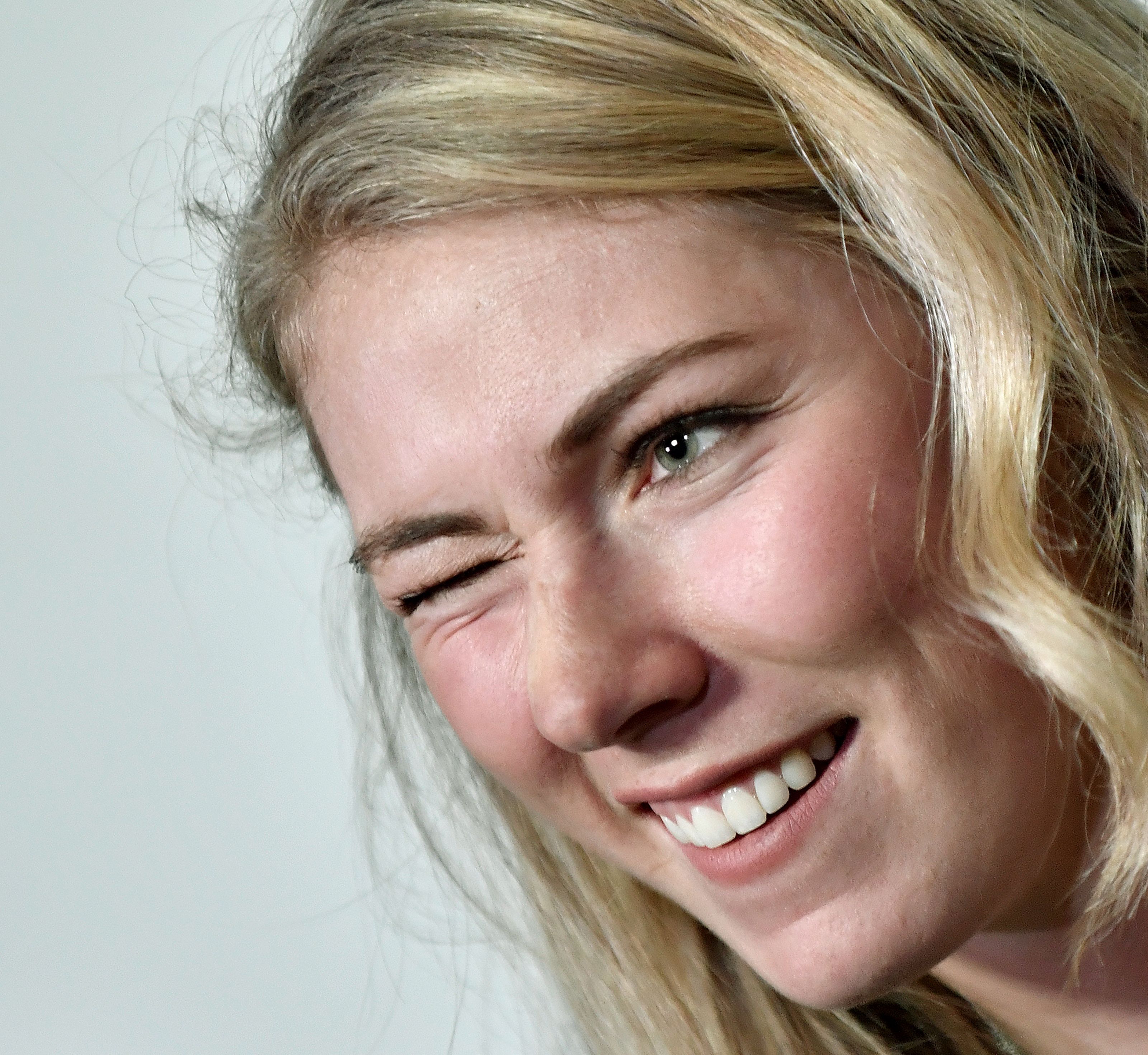 Die seit ein paar Tagen 22-jährige Mikaela Shiffrin hat zum ersten Mal in ihrer Karriere den Gesamtweltcup der Damen gewonnen. Die seit ein paar Tagen 22-jährige Mikaela Shiffrin hat zum ersten Mal in ihrer Karriere den Gesamtweltcup der Damen gewonnen.