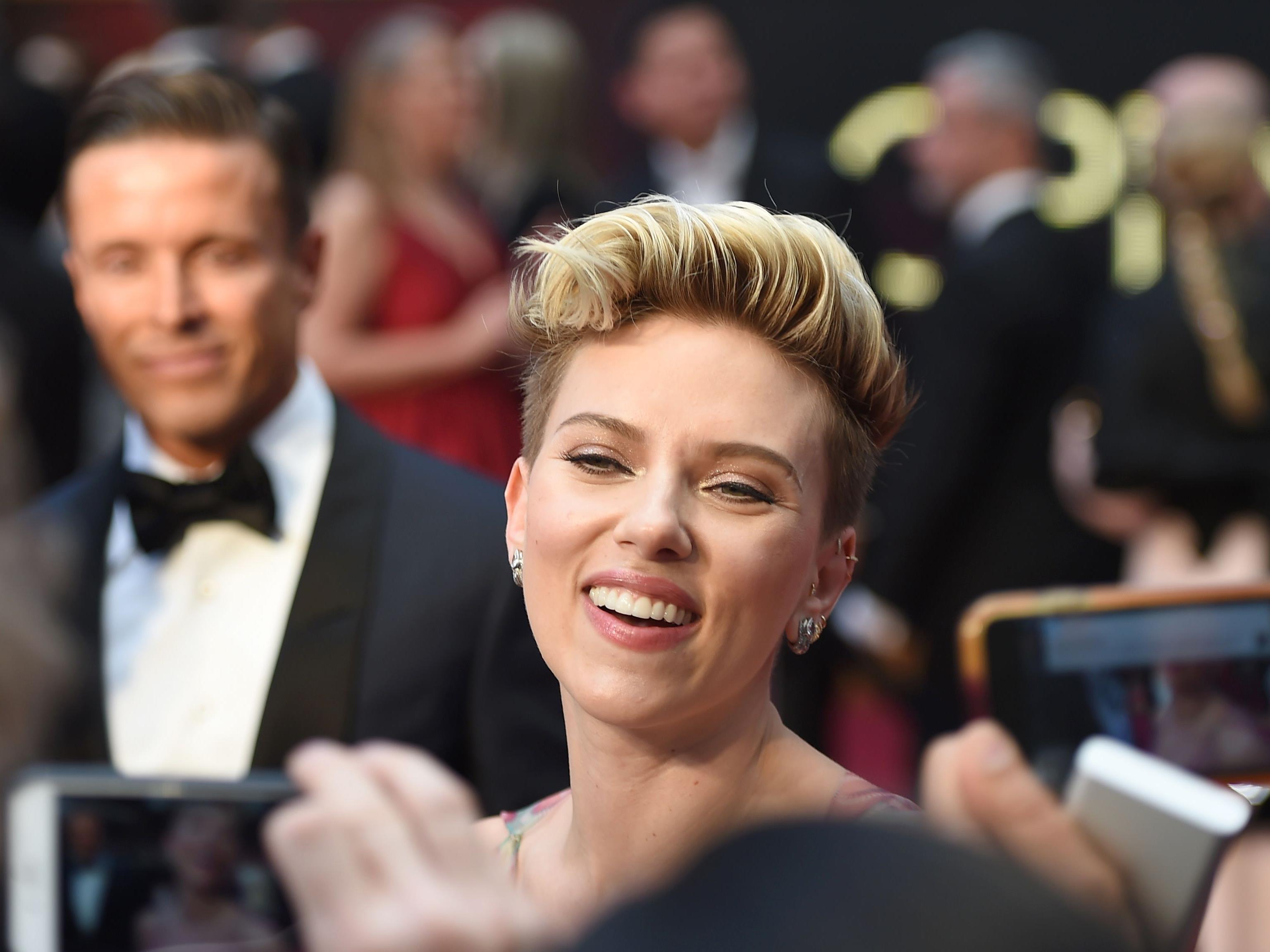 Scarlett Johansson parodiert Ivanka Trump im "Complicit"-Werbespot. Scarlett Johansson parodiert Ivanka Trump im "Complicit"-Werbespot.