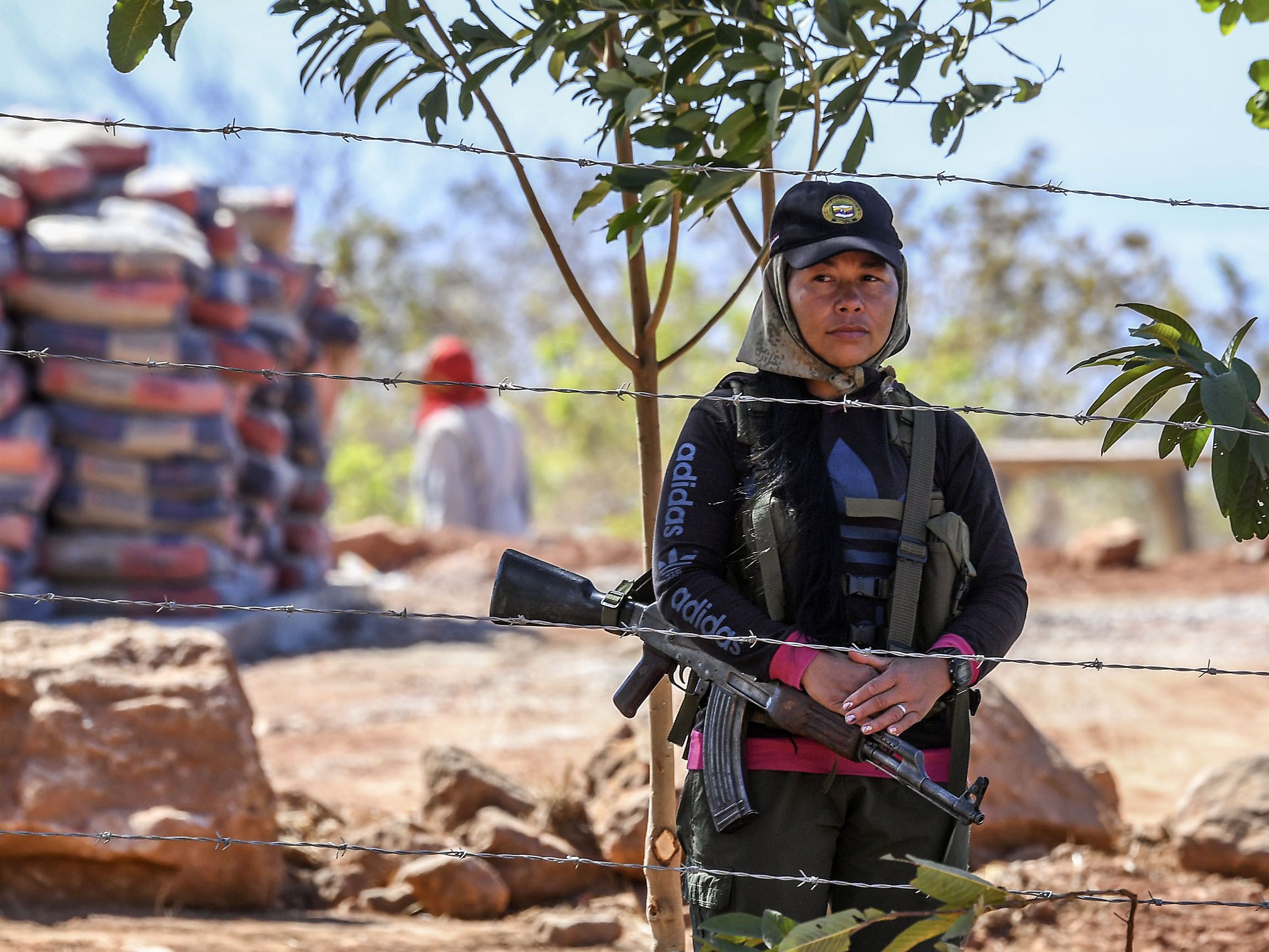 Ein Mitglied der kolumbianischen Rebellengruppe FARC an einem Wachposten. Ein Mitglied der kolumbianischen Rebellengruppe FARC an einem Wachposten.