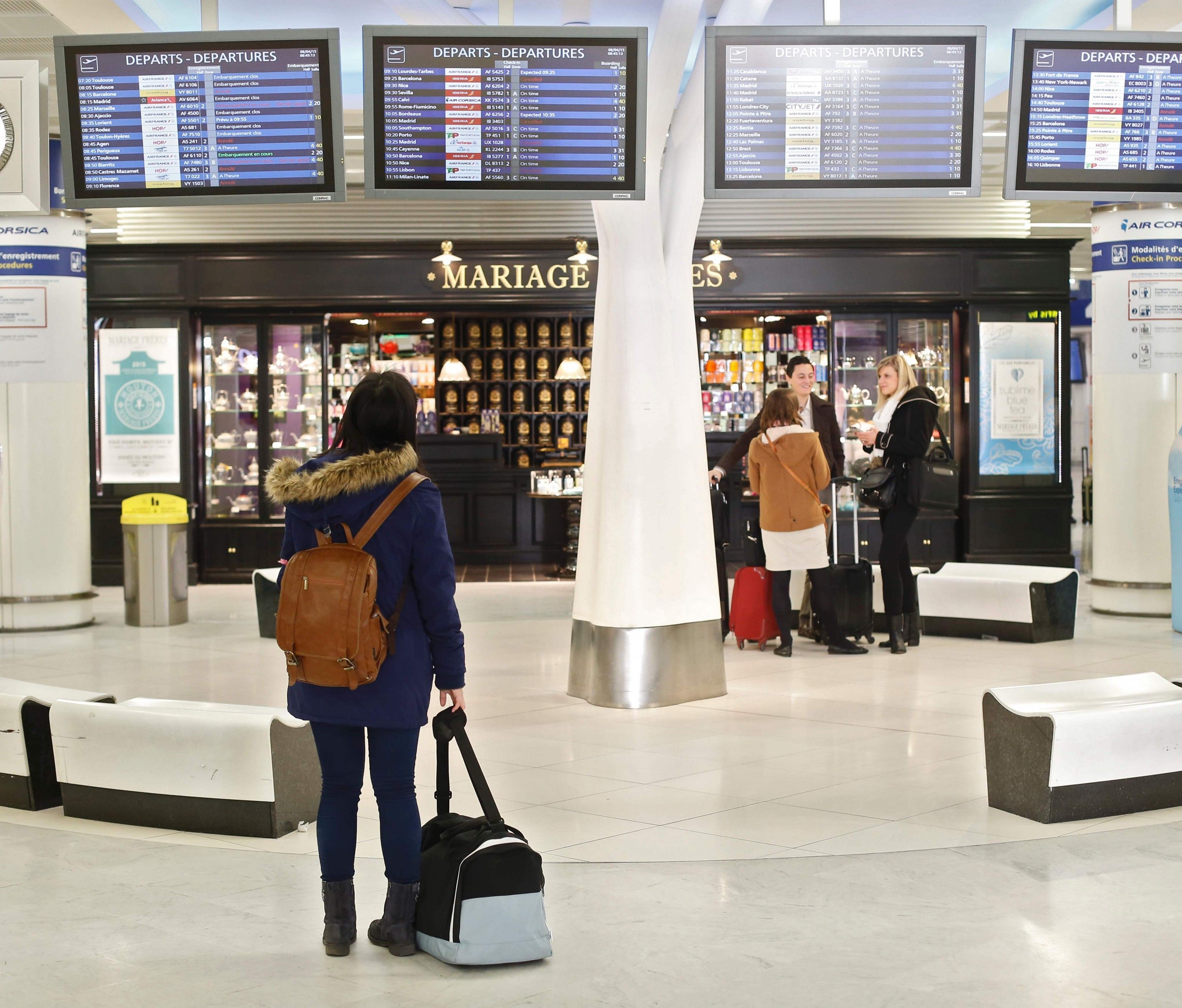 Am Pariser Flughafen Orly ist am Samstag ein Mann erschossen worden, nachdem er einem Soldaten die Waffe weggenommen hatte. Am Pariser Flughafen Orly ist am Samstag ein Mann erschossen worden, nachdem er einem Soldaten die Waffe weggenommen hatte.