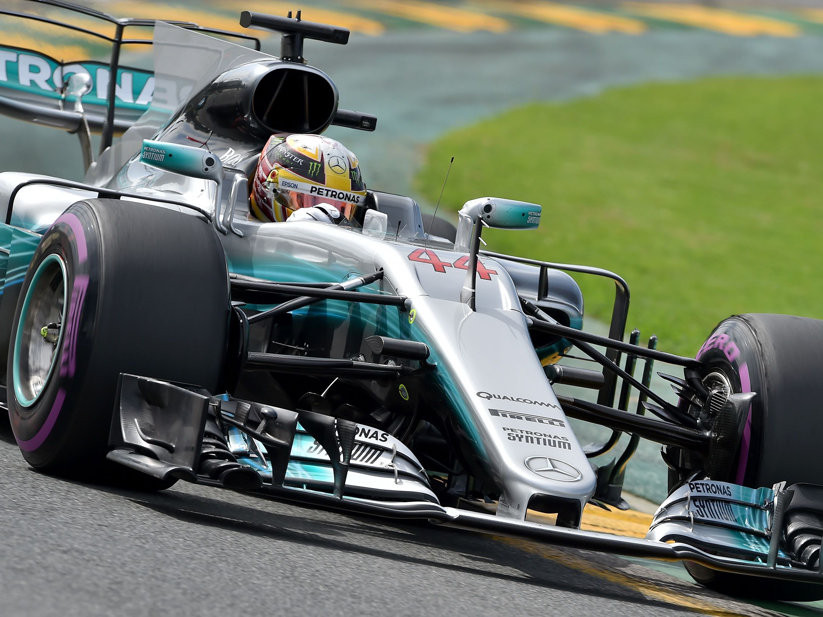 Eine umfassende Regelreform für schnellere und schwerer beherrschbare Autos soll eigentlich auch die seit drei Jahren anhaltende Übermacht von Mercedes beenden. Eine umfassende Regelreform für schnellere und schwerer beherrschbare Autos soll eigentlich auch die seit drei Jahren anhaltende Übermacht von Mercedes beenden.