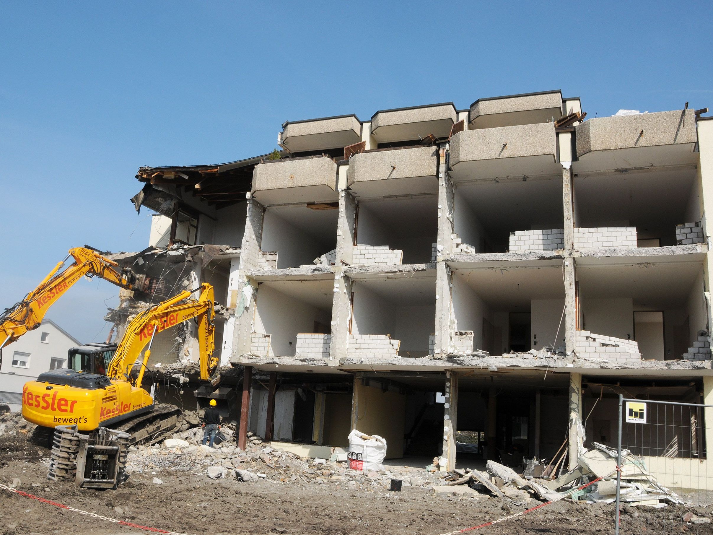 In drei Wochen wird vom Altenwohnheim Höchst nichts mher übrig sein. In drei Wochen wird vom Altenwohnheim Höchst nichts mher übrig sein.