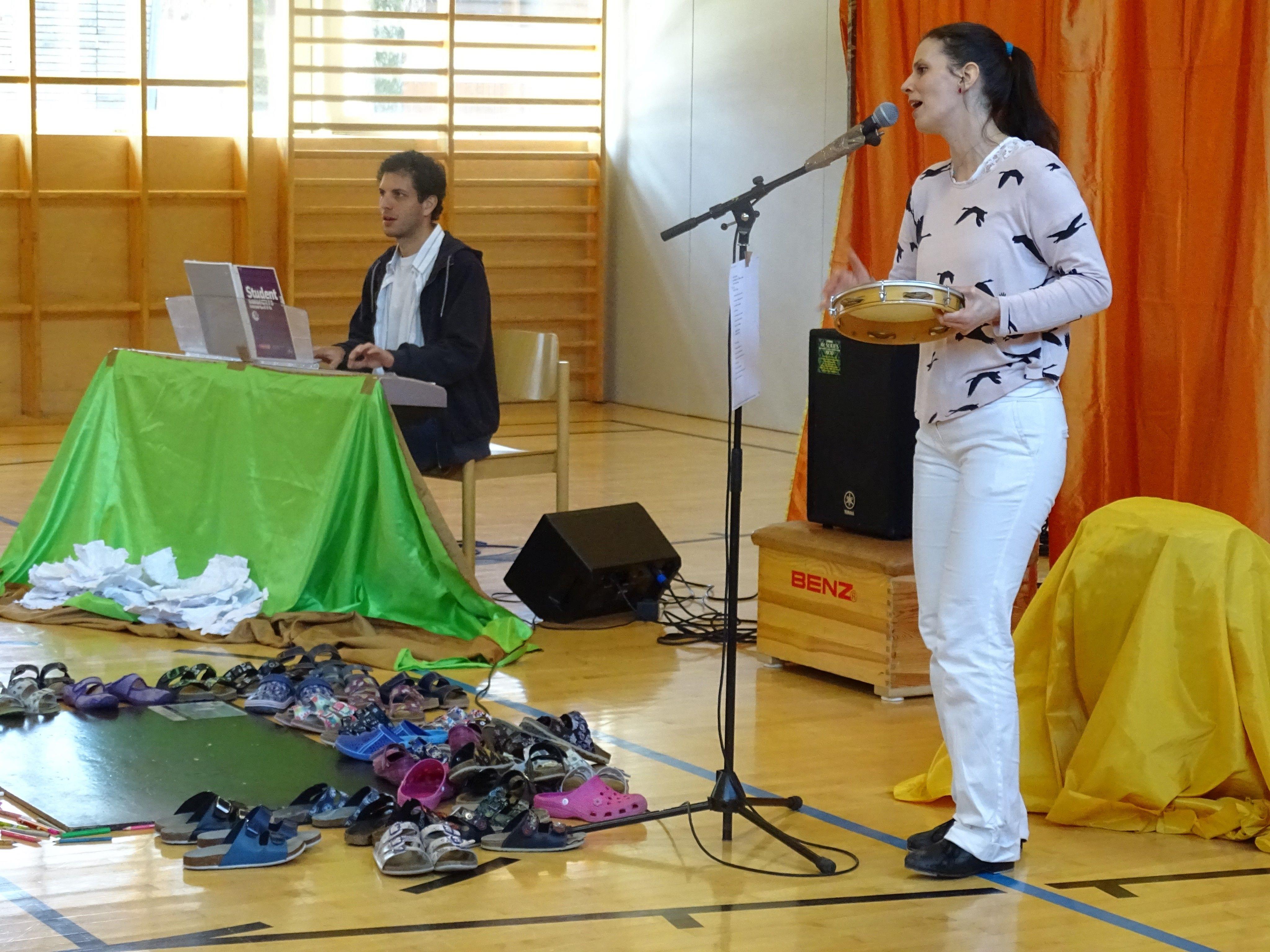 Anja Hulan und Felipe Scolfaro Crema nahmen die SchülerInnnen der VS Obdorf  mit auf eine musikalische Reise ins lebensfrohe Brasilien.
