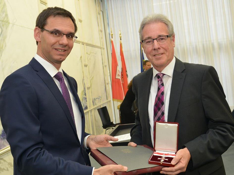 Landeshauptmann Markus Wallner überreichte dem Göfner Bürgermeister Helmut Lampert das Ehrenzeichen.