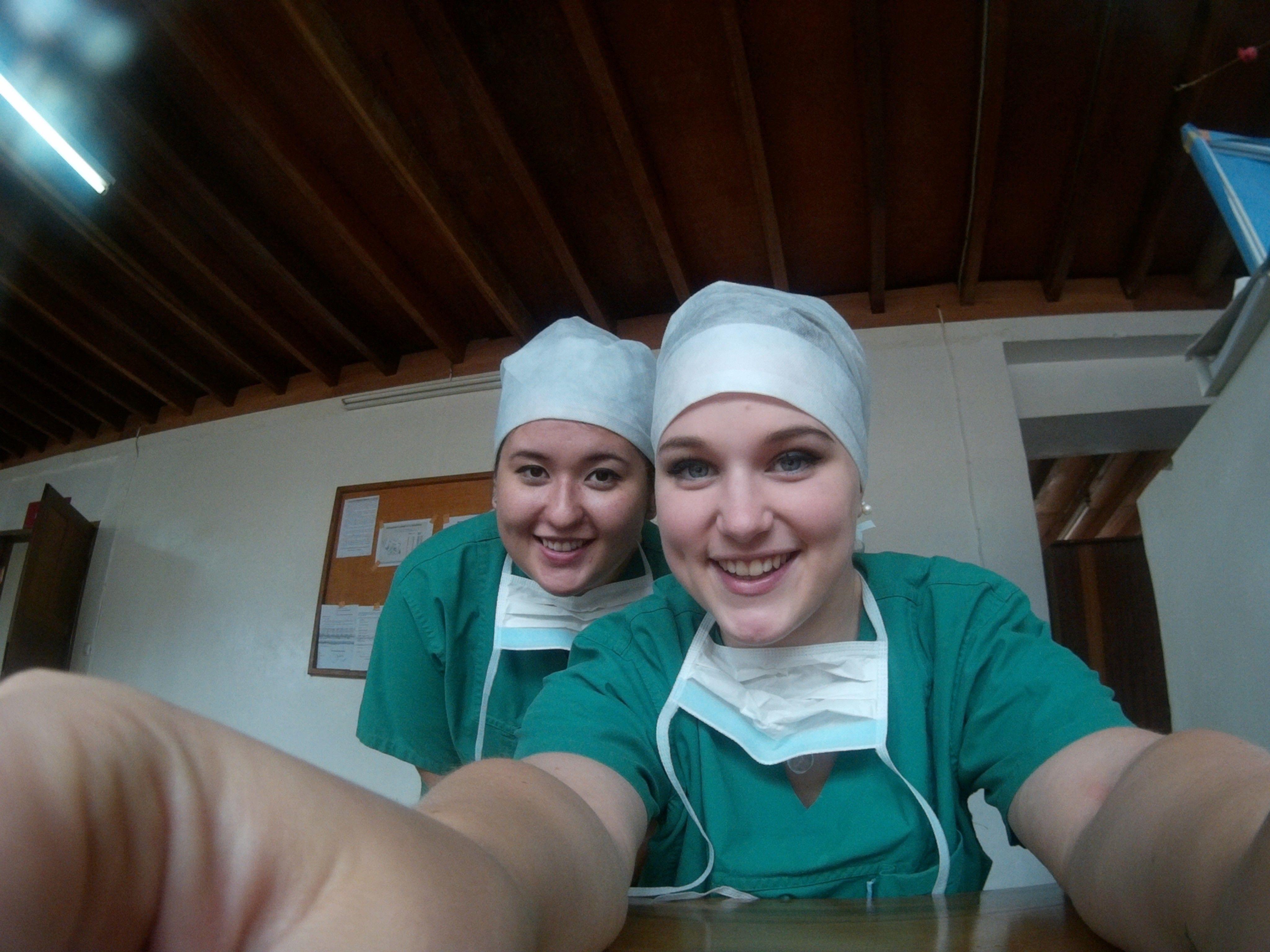 In einem Buschspital in Afrika haben die jungen Krankenpflegerinnen Angela Silla und Claudia Ziedler ein Praktikum absolviert.