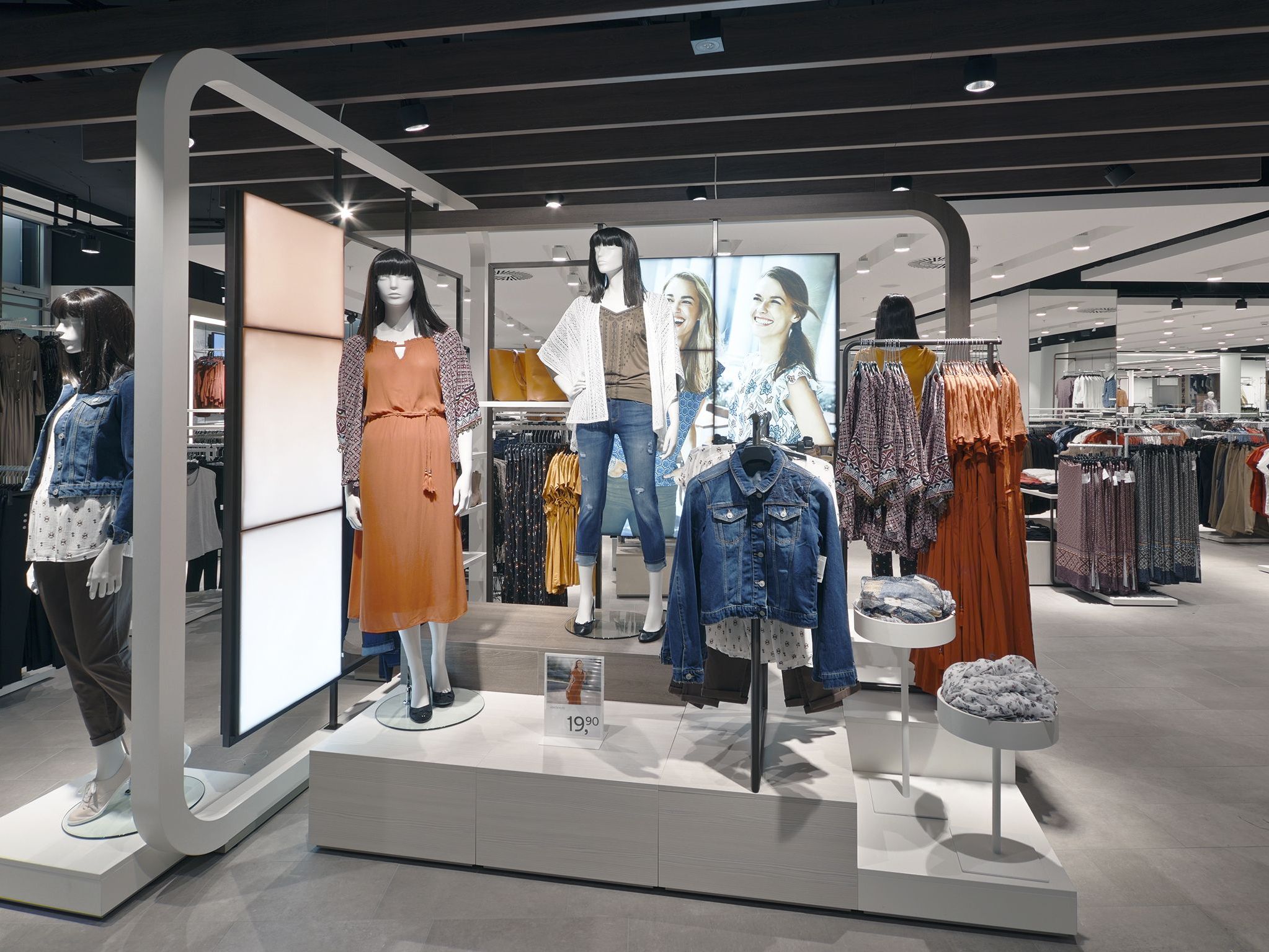 In Wien-Meidling eröffnet die umgestaltete C&A-Filiale. In Wien-Meidling eröffnet die umgestaltete C&A-Filiale.