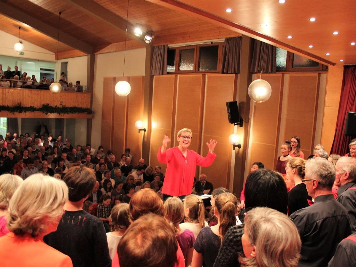 Chorleiterin Birgit Giselbrecht-Plankel dirigierte den Konzertabend.