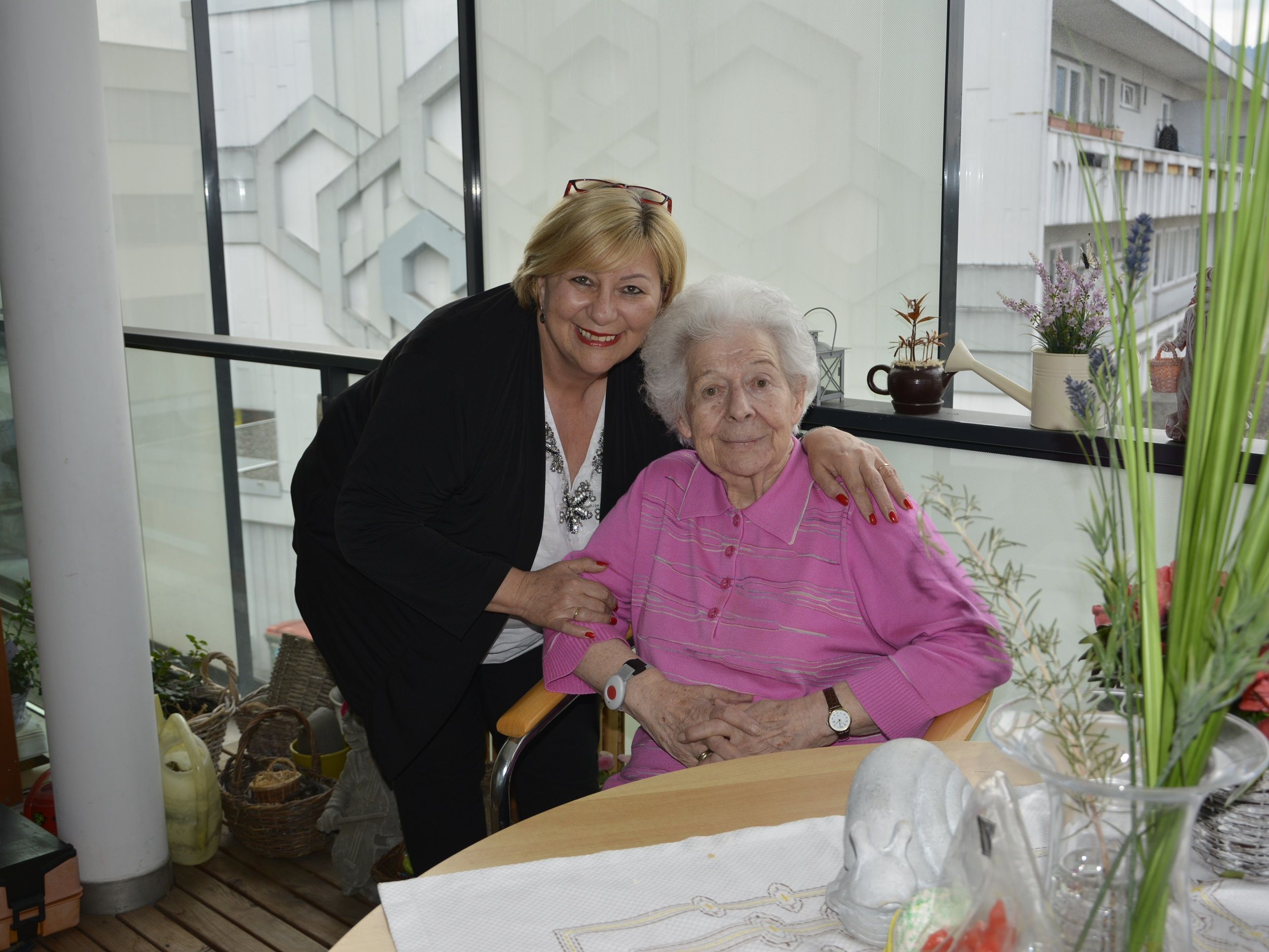 Frau Luzia Höfel wird von Angelika Wallner über den Mobilen Hilfsdienst Lustenau bestens betreut. Frau Luzia Höfel wird von Angelika Wallner über den Mobilen Hilfsdienst Lustenau bestens betreut.