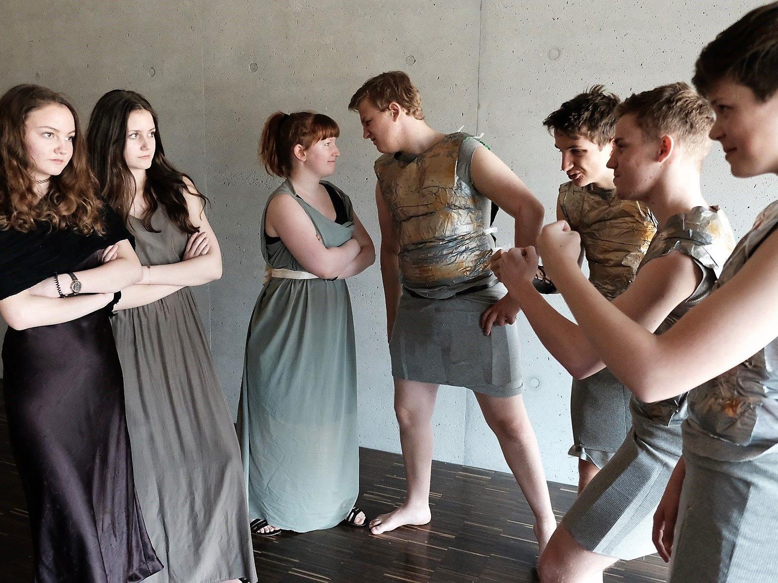 Das Schultheater des Egger Gymnasiums führt die griechische Komödie „Lysistrata“ auf.