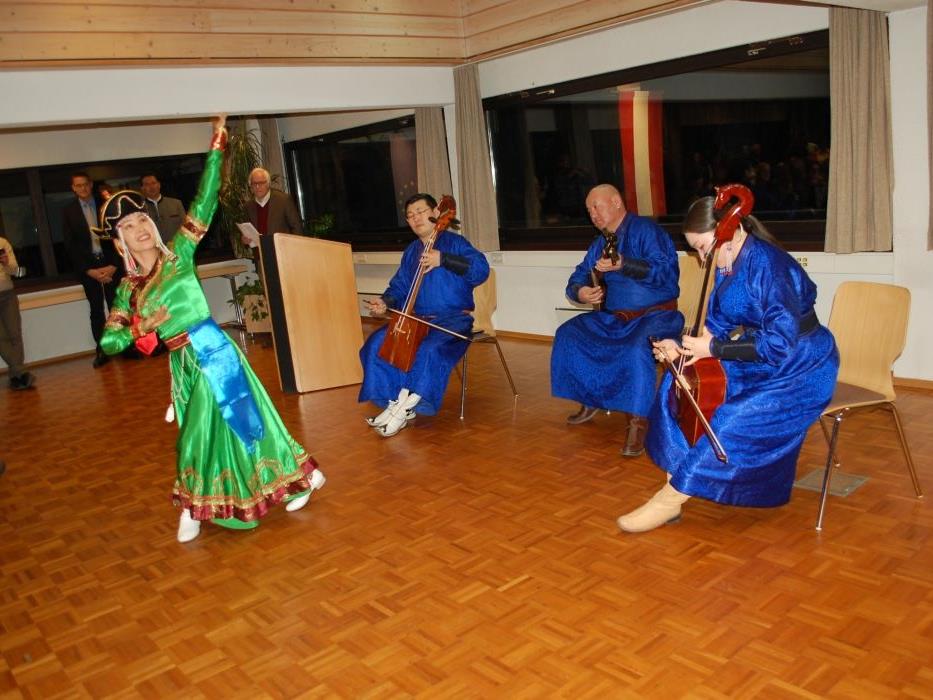 Für beste Unterhaltung sorgten die „Khuk Mongol“ und die Tänzerin.