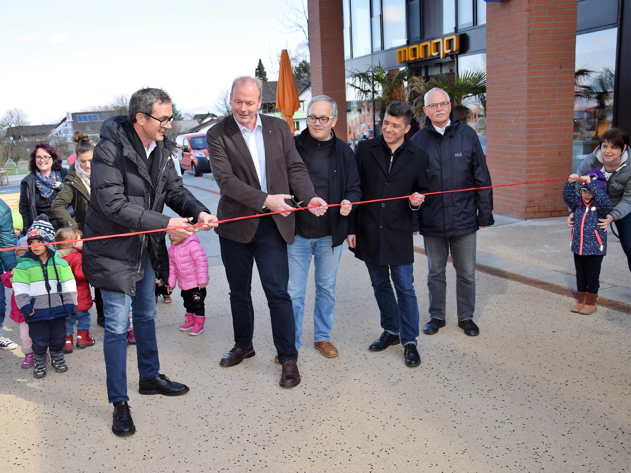 Die Fußgängerzone am Garnmarkt wurde vom Götzner Bürgermeister, Bernhard Ölz (Prisma), Thomas Ender, Clemens Ender und Walter Heinzle offiziell eröffnet