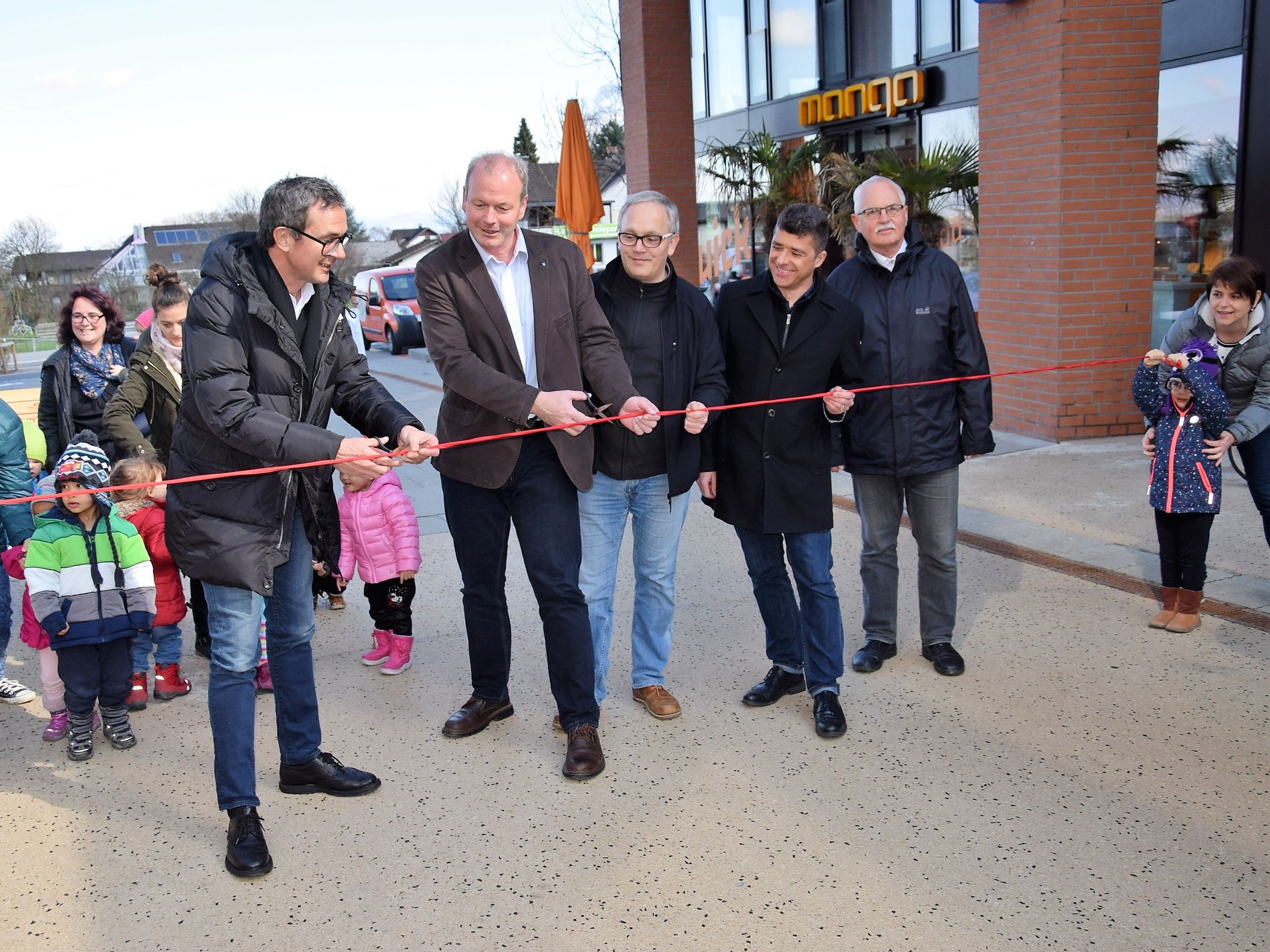 Die Fußgängerzone am Garnmarkt wurde vom Götzner Bürgermeister, Bernhard Ölz (Prisma), Thomas Ender, Clemens Ender und Walter Heinzle offiziell eröffnet