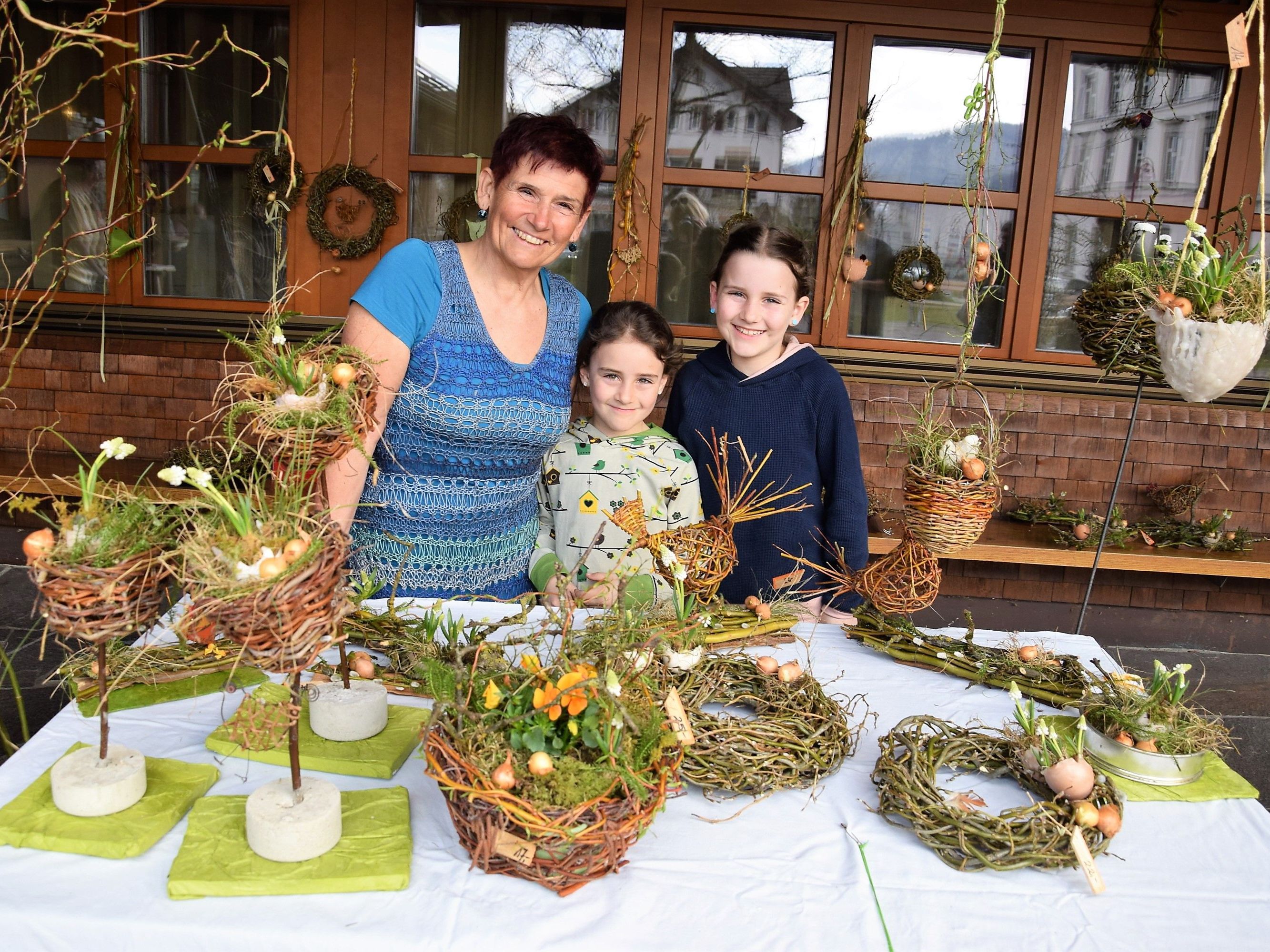 Doris Kuster war vor dem Haus der Generationen mit ihrem kreativen Frühlingsstand vertreten. Ihre Enkelinnen Anna und Katharina waren mit Freude dabei Doris Kuster war vor dem Haus der Generationen mit ihrem kreativen Frühlingsstand vertreten. Ihre Enkelinnen Anna und Katharina waren mit Freude dabei