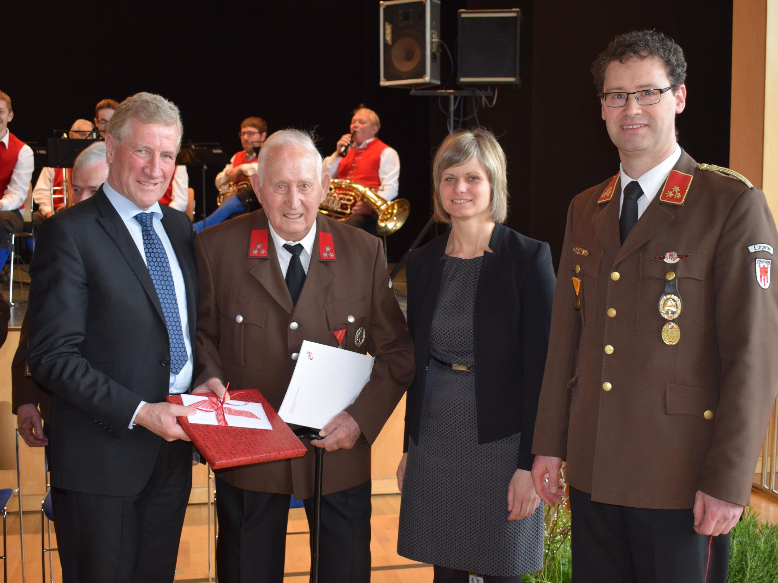 LR Erich Schwärzler, Bgm. Annette Sohler und Kdt. Reinhard Bereuter gratulierten Armin Bechter zur seltenen Auszeichnung. 