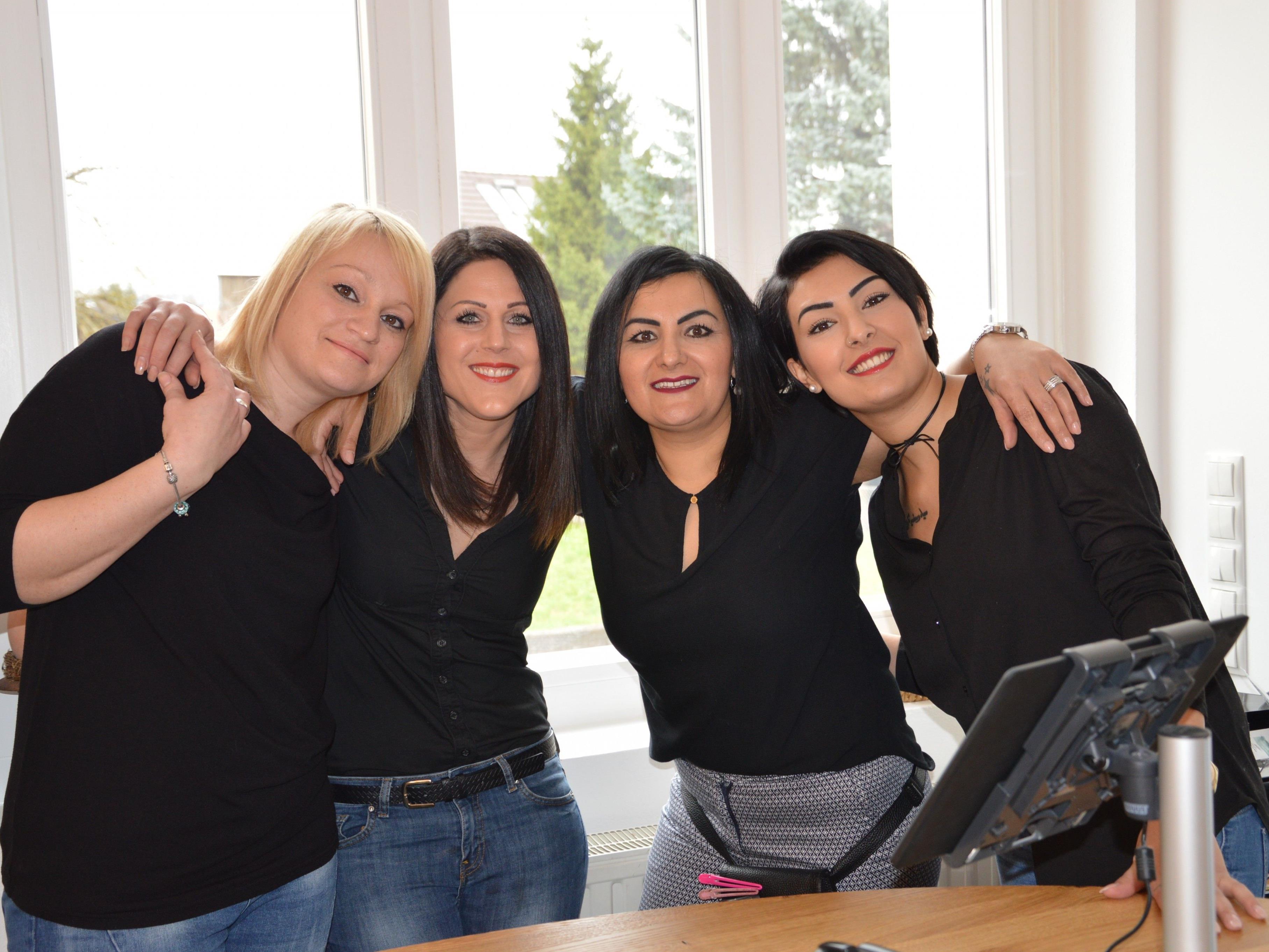 Nicole, Nina, Nurten und Ezgi freuen sich über den neuen Frisiersalon