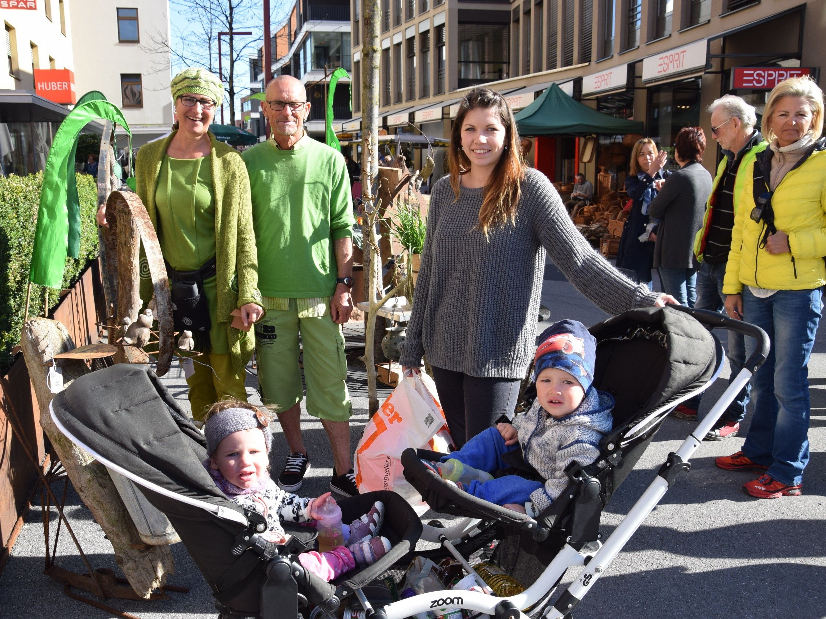 Mama Selina mit Pia (1) und Noah (2), Gitti und Helmut Kleisl