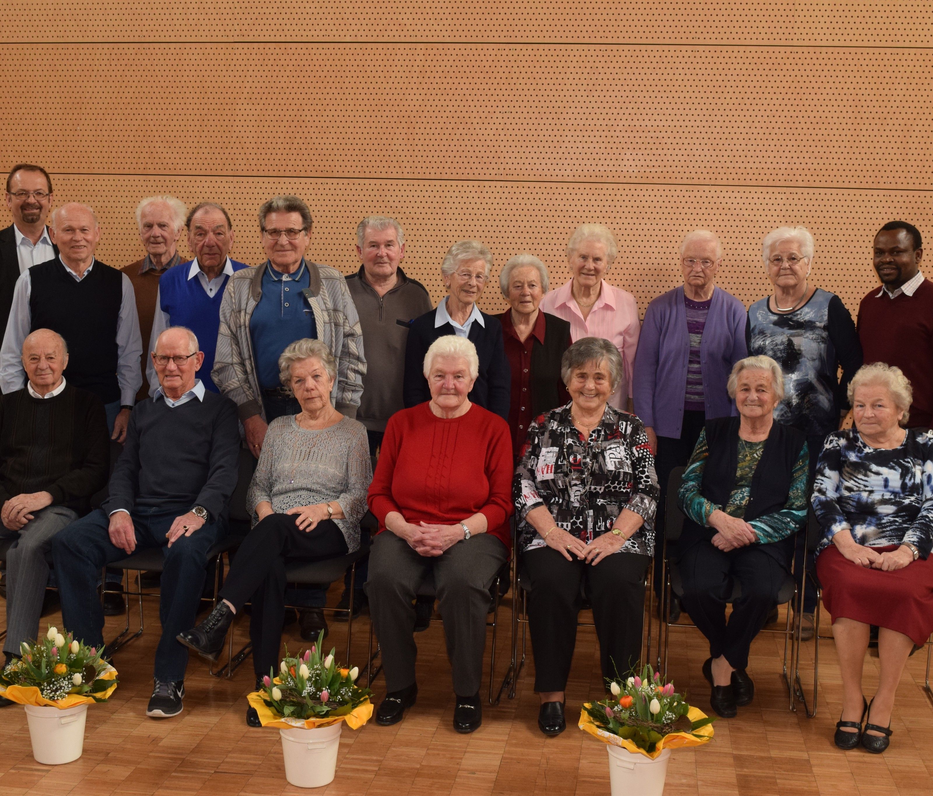 Die 17 Geburtstagsjubilarinnen und Jubilare mit Bürgermeister Siegele und Pastoralassistent Richard Langat.