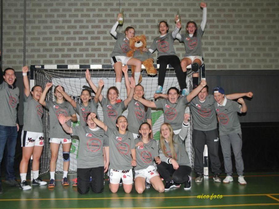 Der HC Hohenems freut sich mit den Mädels über den Meistertitel Der HC Hohenems freut sich mit den Mädels über den Meistertitel