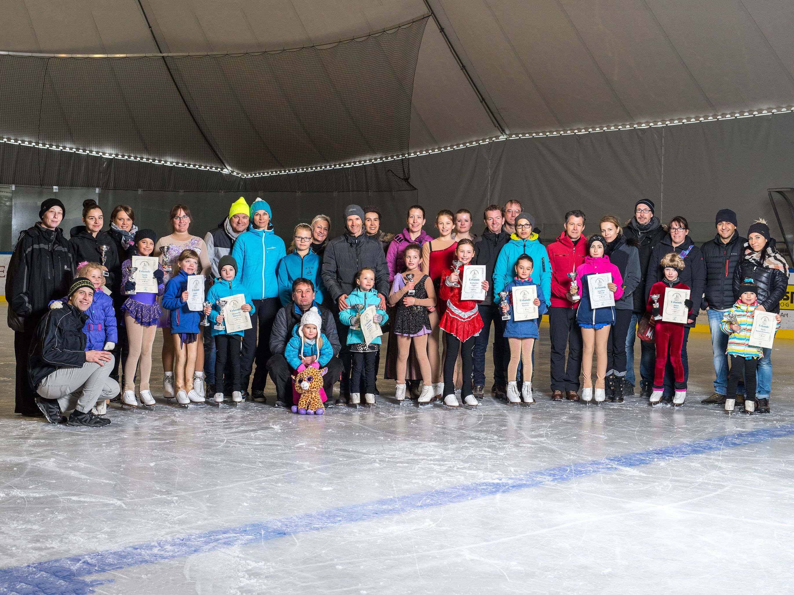 Teilnehmer mit Eltern und Trainer Teilnehmer mit Eltern und Trainer