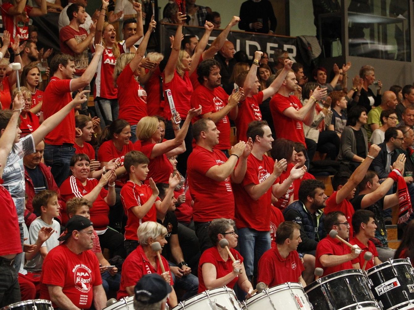 Die Harder Handballfans stehen immer hinter ihrem Team. Die Harder Handballfans stehen immer hinter ihrem Team.
