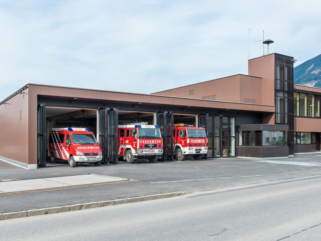 Die Feuerwehr konnte schwere Schäden am Motorrad nicht mehr verhindern. Die Feuerwehr konnte schwere Schäden am Motorrad nicht mehr verhindern.