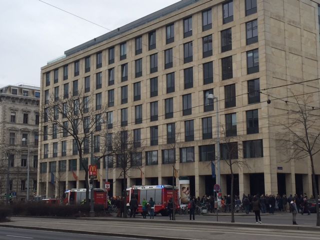 Das Neue Institutsgebäude wurde geräumt. Das Neue Institutsgebäude wurde geräumt.