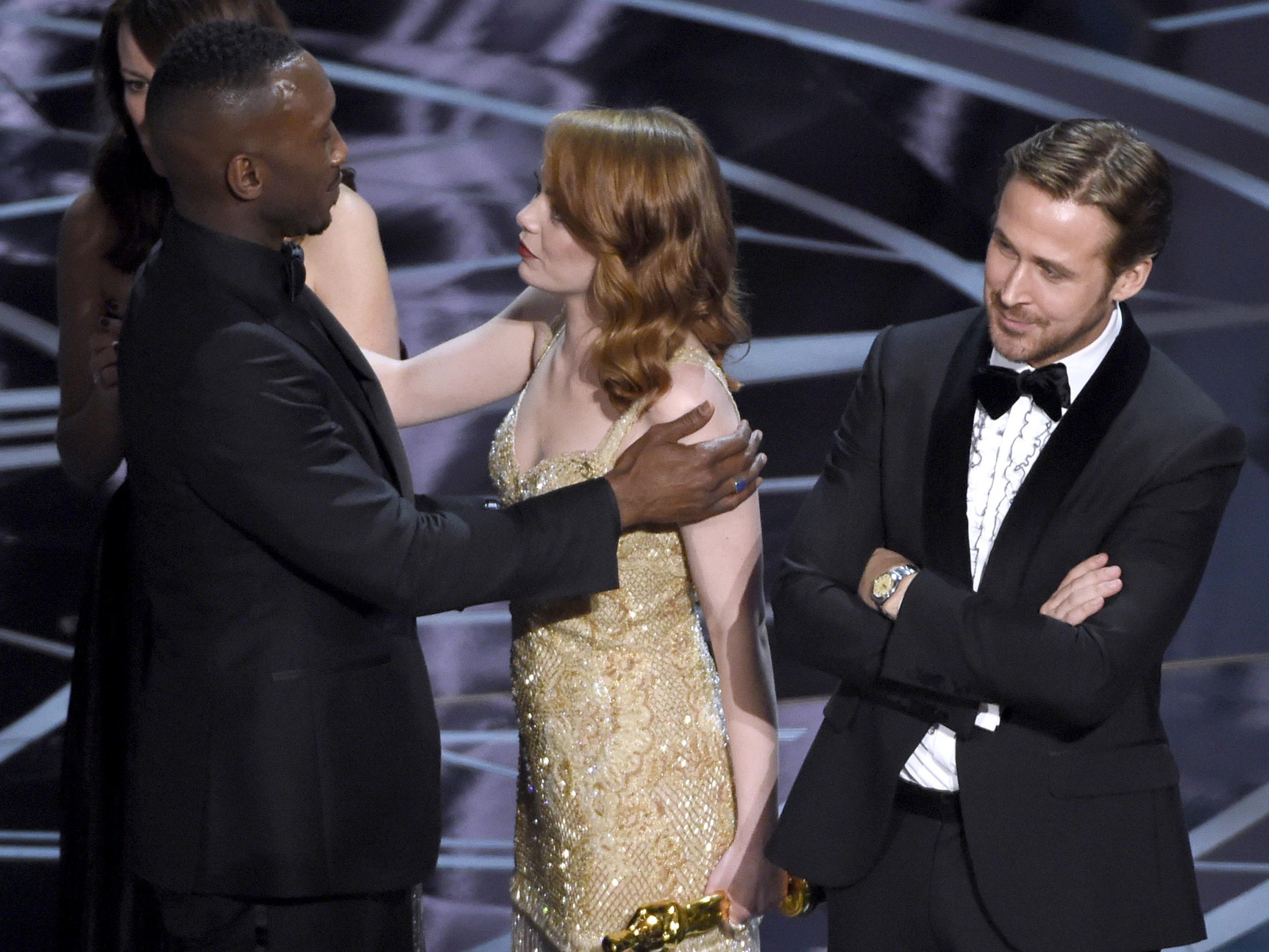Emma Stone gratuliert Mahershala Ali für den wahren Sieg bei den Oscars. Emma Stone gratuliert Mahershala Ali für den wahren Sieg bei den Oscars.