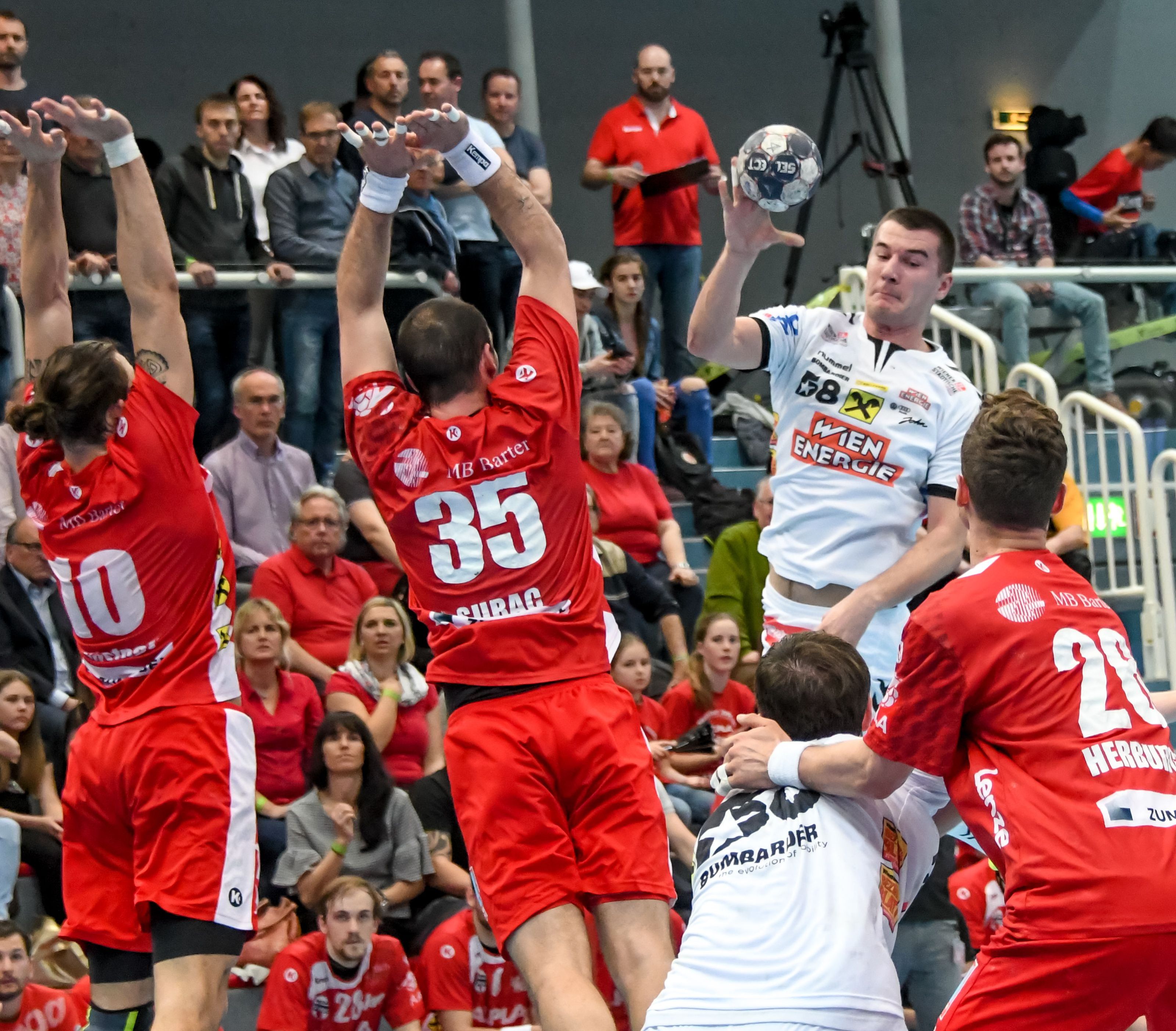 Die Fivers-Angriffe blieben oft in der Harder Defensive stecken. Die Fivers-Angriffe blieben oft in der Harder Defensive stecken.