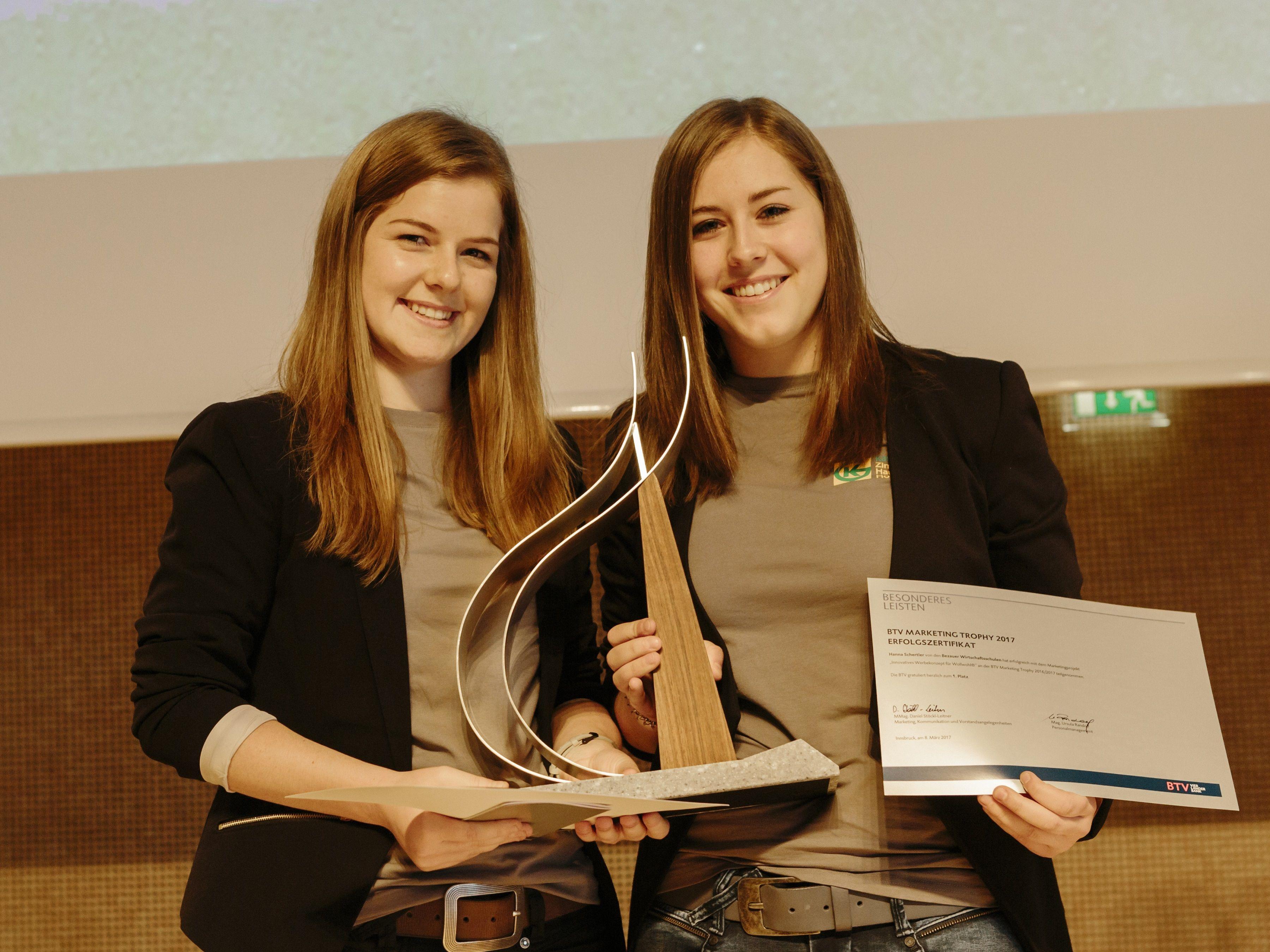 Elisabeth Wieser (links) und Hanna Schertler bei der Verleihung der BTV Marketing Trophy 2017