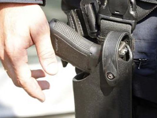 Aus Notwehr hat ein Polizist in Bürs auf einen betrunkenen Autofahrer geschossen. Aus Notwehr hat ein Polizist in Bürs auf einen betrunkenen Autofahrer geschossen.