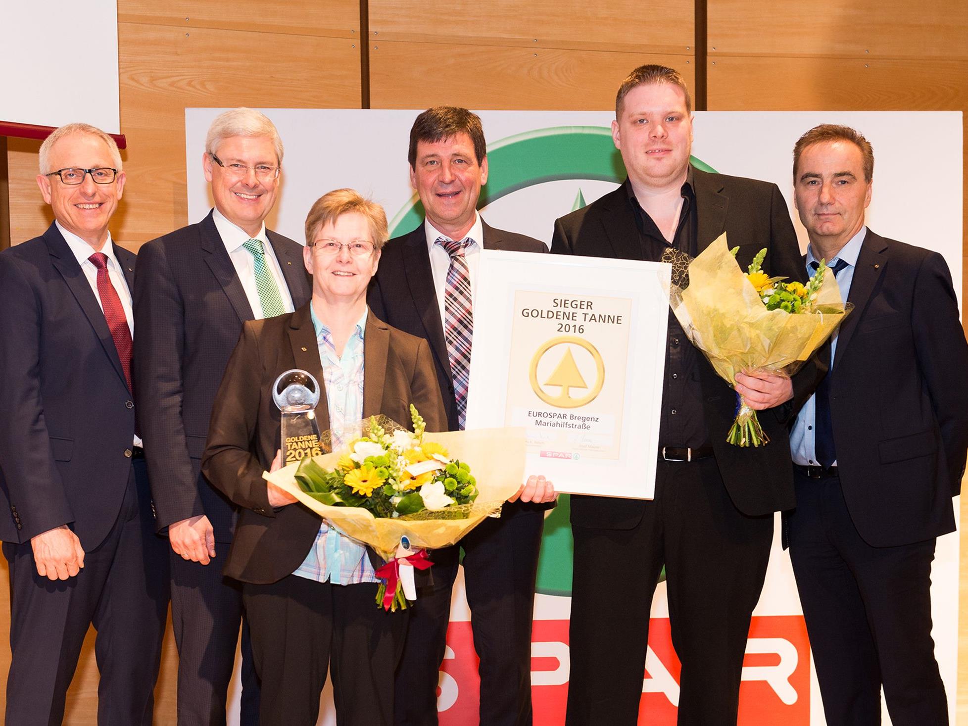 Marktleiterin Sigrid Vögel und ihr Stellvertreter Christian Behrend freuen sich über die höchste SPAR-interne Auszeichnung, die „Goldene Tanne 2016“.