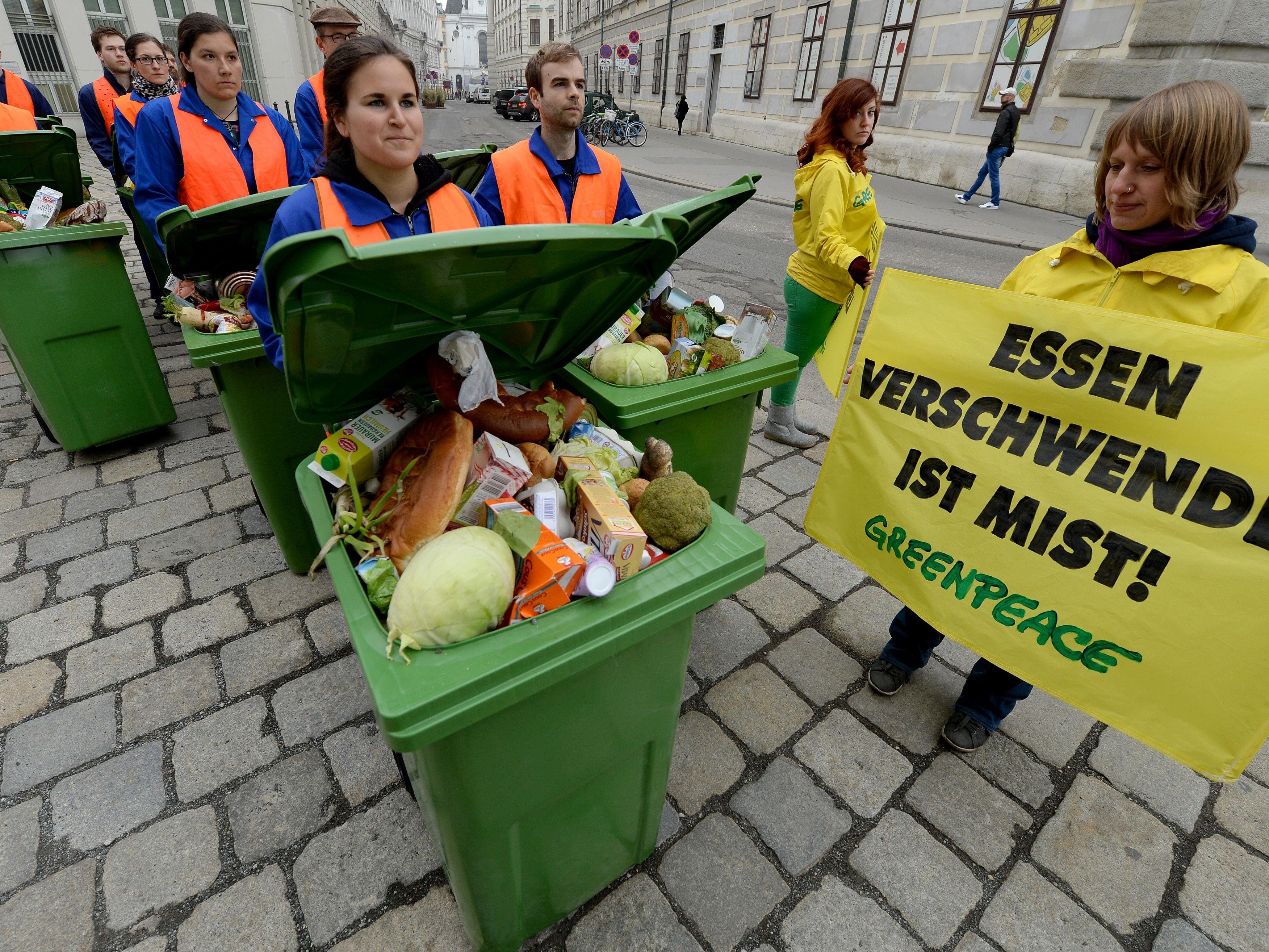 Greenpeace testet aktuell Eier, Käse, Salami, Kuchen, Tofu, Joghurt und Soja-Joghurt.