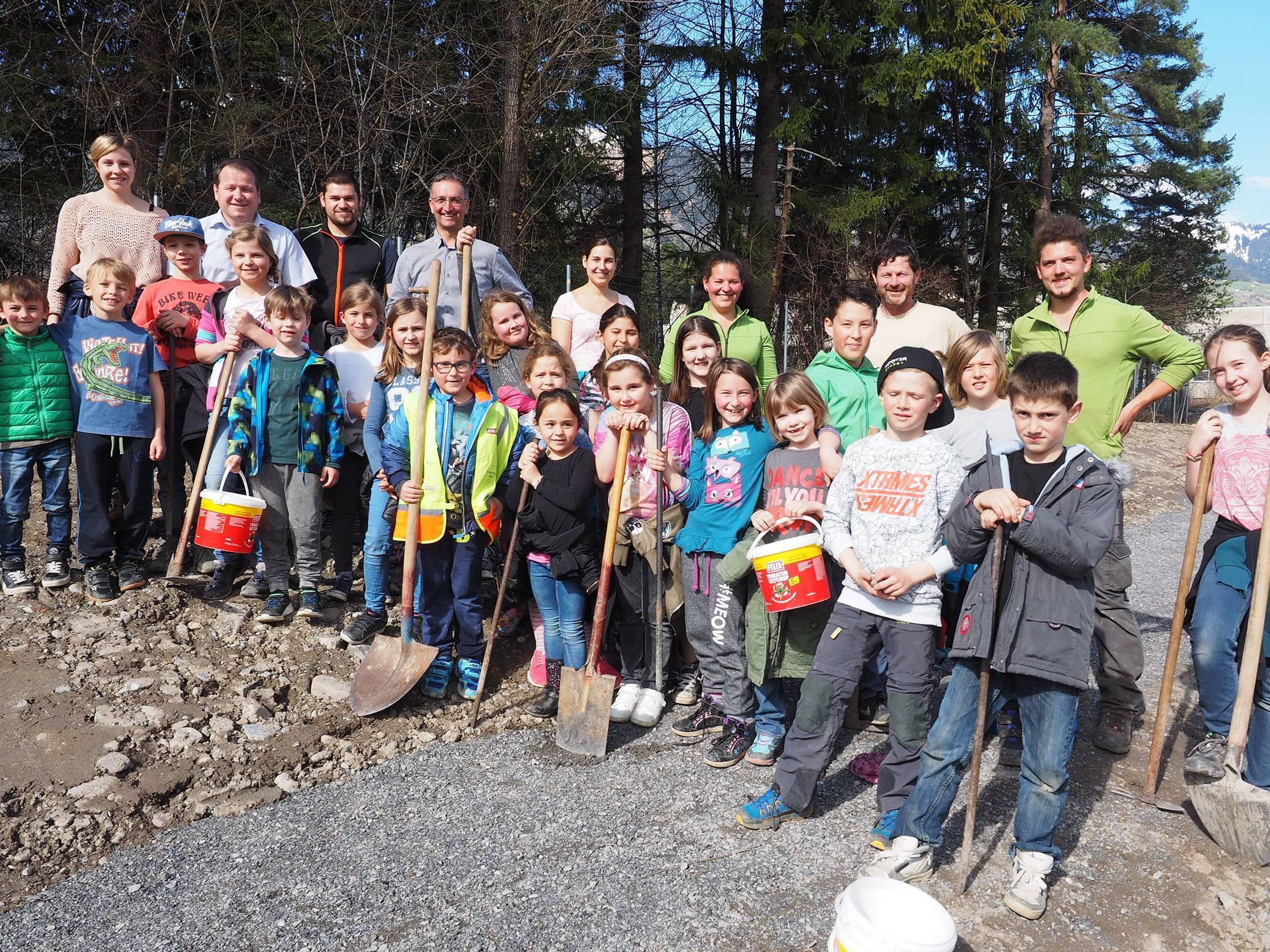 Kinder der Volksschule Thüringen hatten bei der Pflanzaktion viel Spaß Kinder der Volksschule Thüringen hatten bei der Pflanzaktion viel Spaß