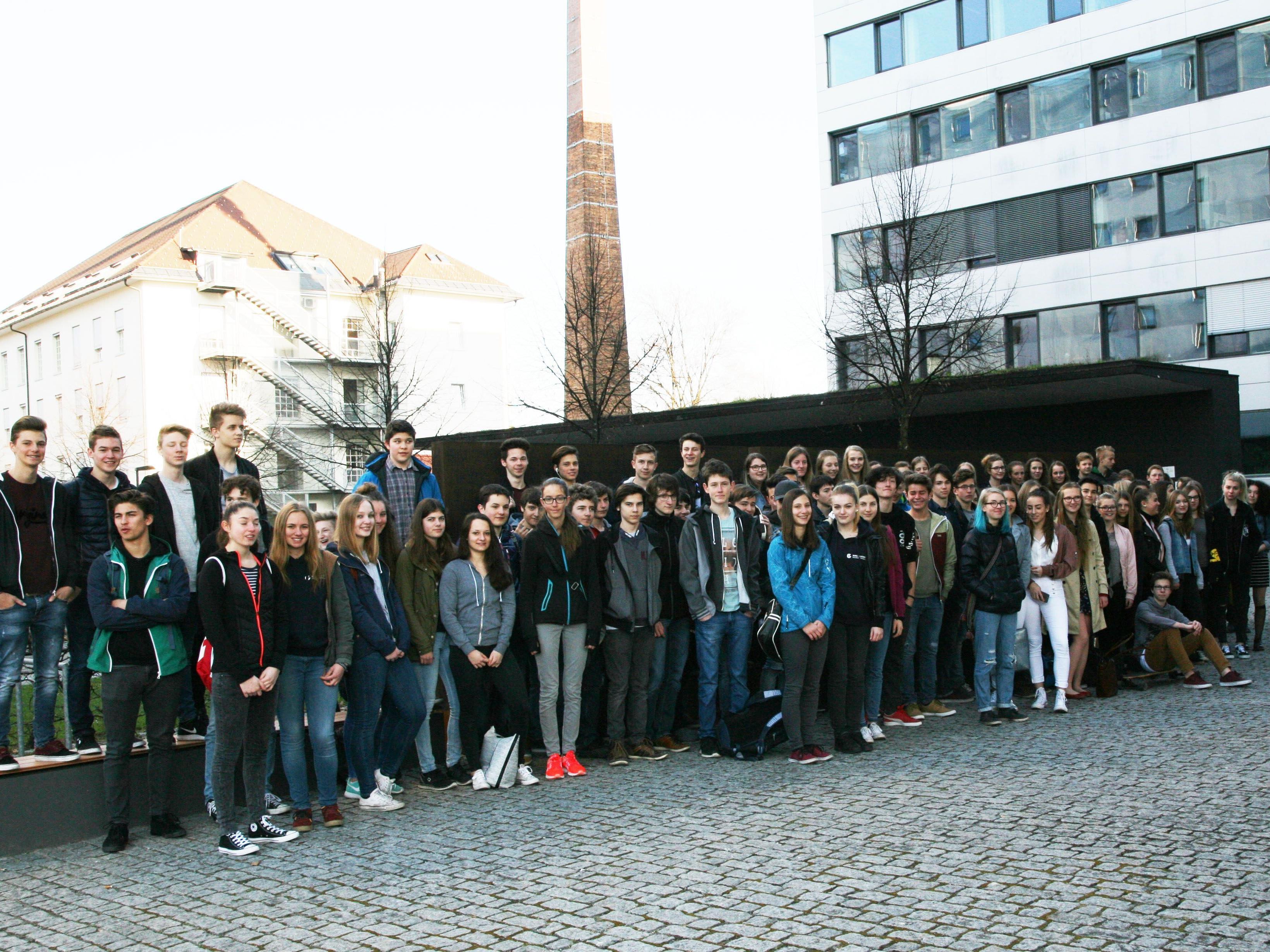 Die Schülerinnen und Schüler des BG Bludenz im Rahmen der VWA Workshops an der FH Vorarlberg.