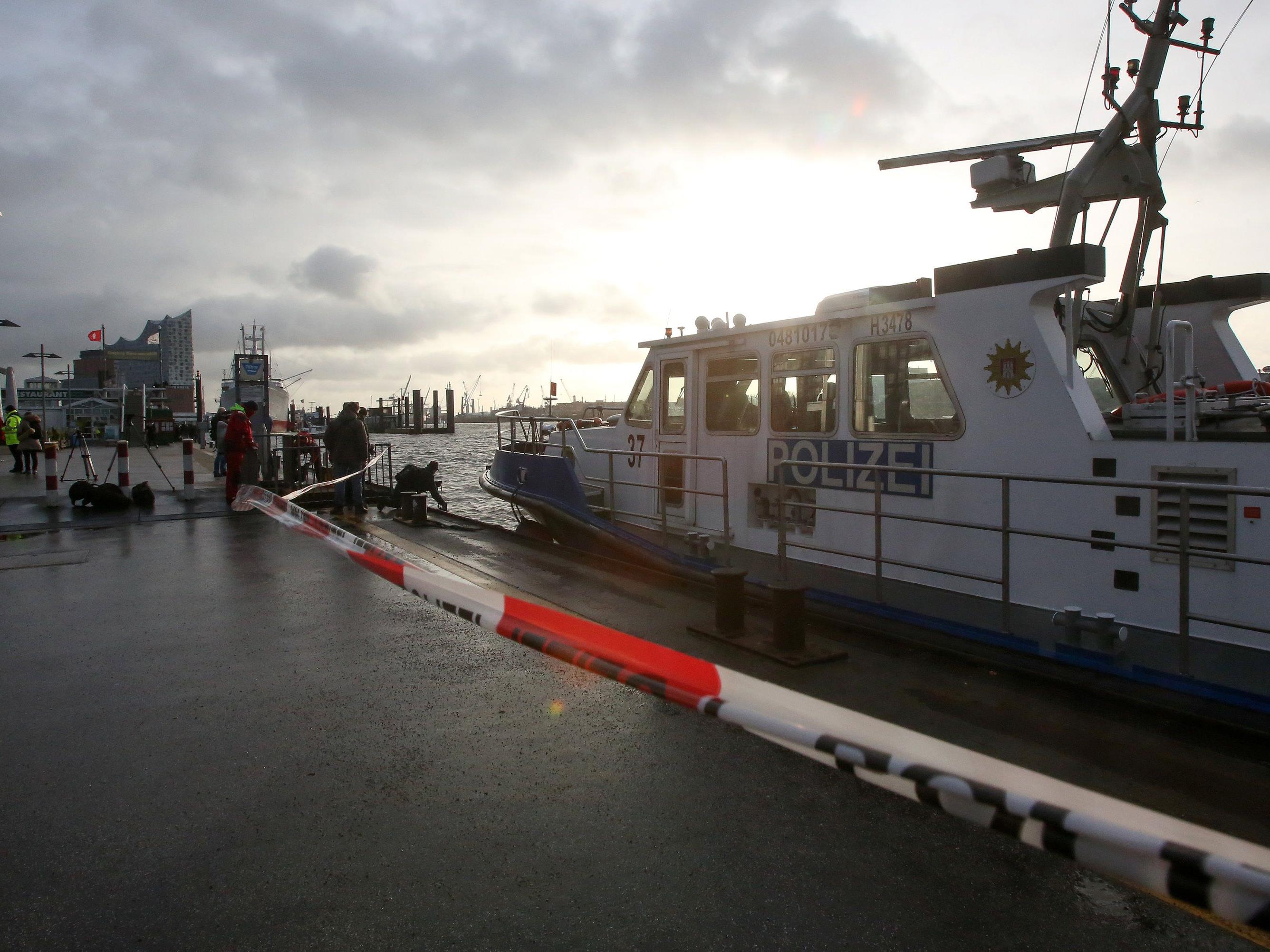 Mitte Jänner suchten Polizeitaucher im Hamburger Hafen nach dem Vermissten.